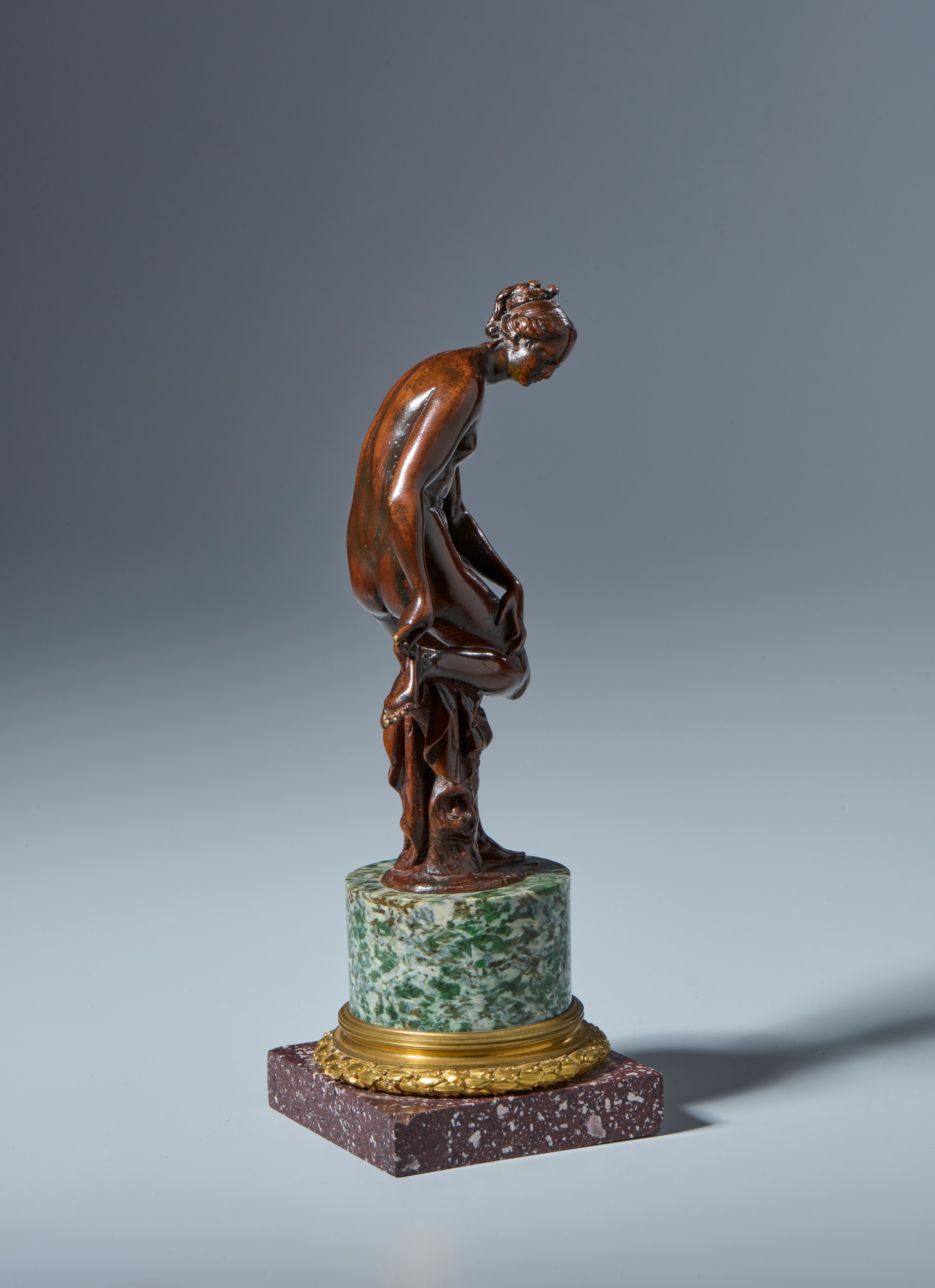 Venere che si leva una spina dal piede. Barthelemy Prieur (Berzieux, 1536- Parigi 1611). Bronzo, ...