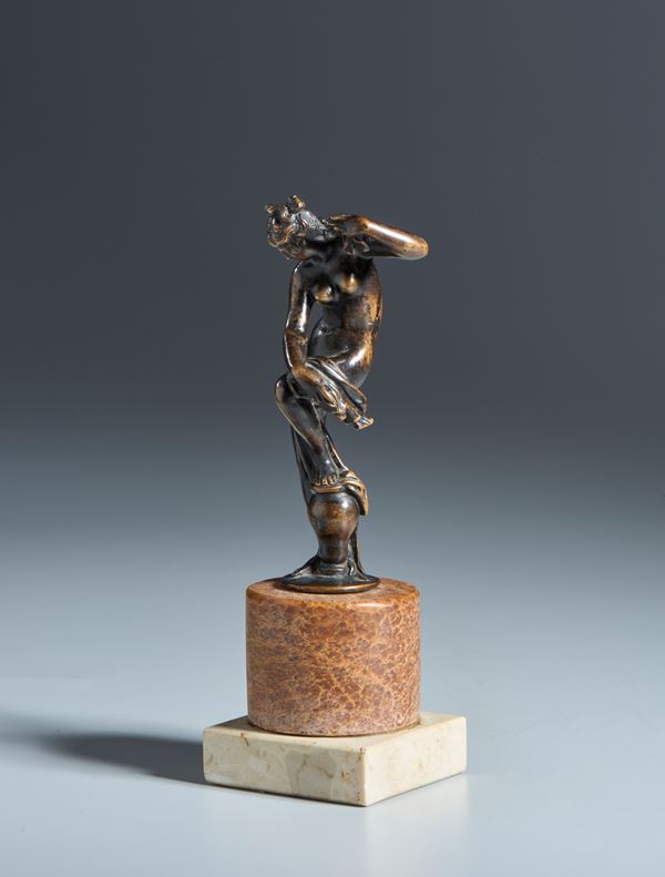 Donna che fa il bagno. Giambologna (Douai, 1529- Firenze, 1608) da un modello di. XVII-XVIII secolo. Bronzo patinato, consunzioni
