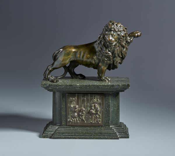Leone rampante. Arte fiorentina, XVI-XVII secolo. Bronzo, patina rossastra trasparente. Su basamento in marmo verde decorato da altorilievo raffigurante Ratto delle Sabine 