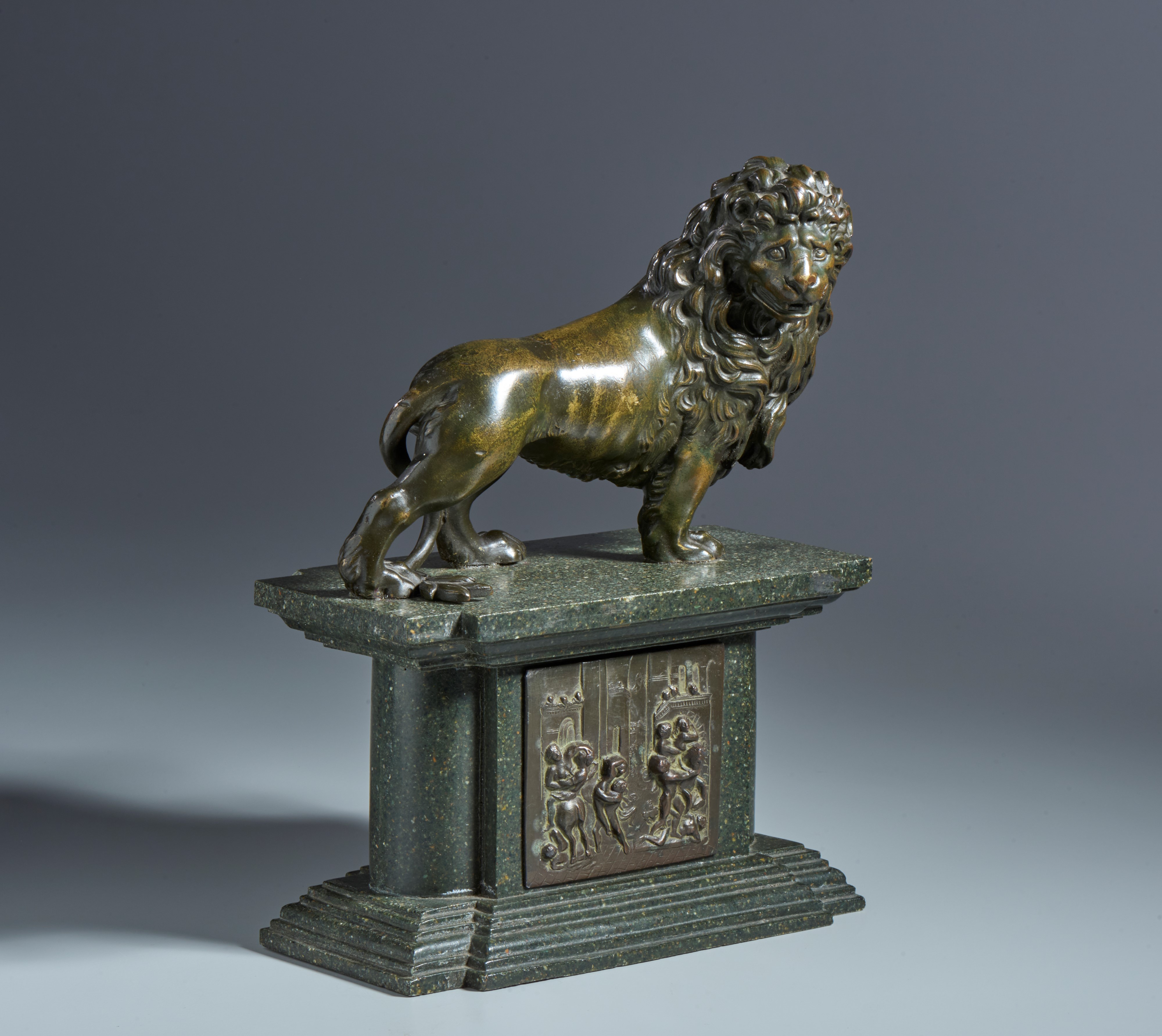 Leone rampante. Arte fiorentina, XVI-XVII secolo. Bronzo, patina rossastra trasparente. Su basame...