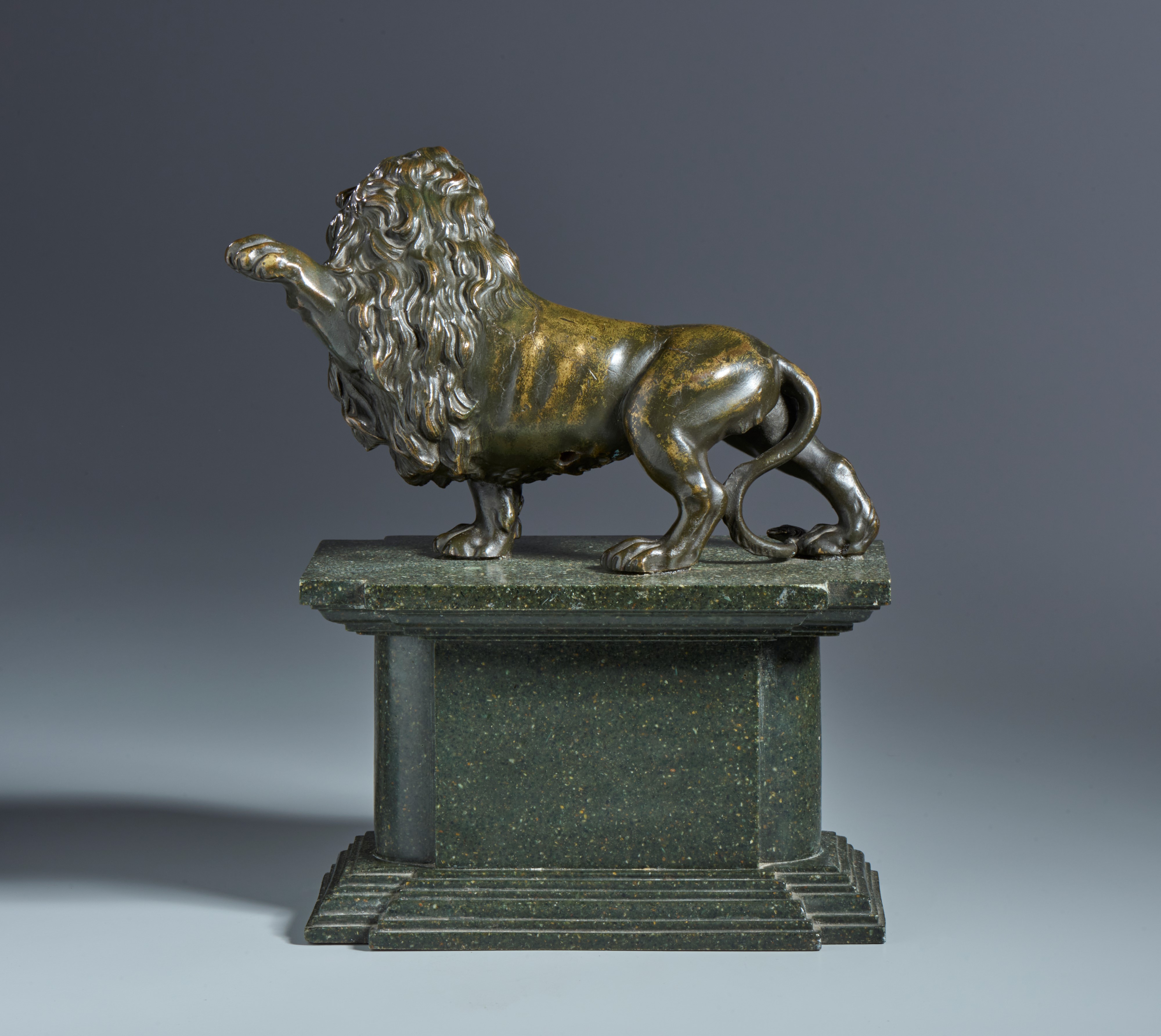 Leone rampante. Arte fiorentina, XVI-XVII secolo. Bronzo, patina rossastra trasparente. Su basame...