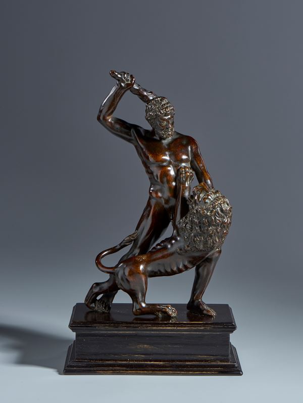 Ercole e il leone di Nemea. Arte fiorentina, XVI-XVII secolo. Bronzo patinato, splendida patina rossastra trasparente 