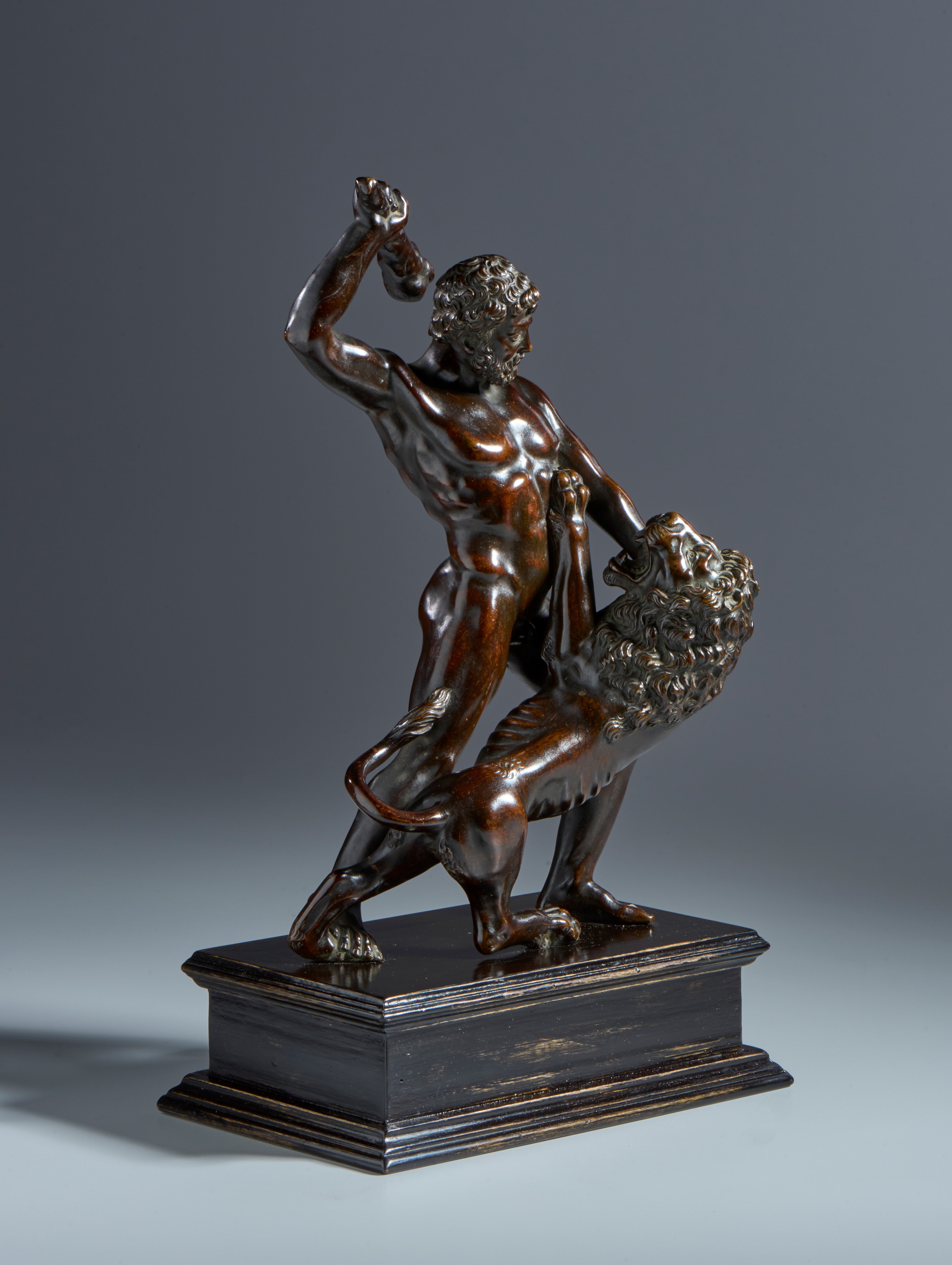 Ercole e il leone di Nemea. Arte fiorentina, XVI-XVII secolo. Bronzo patinato, splendida patina r...