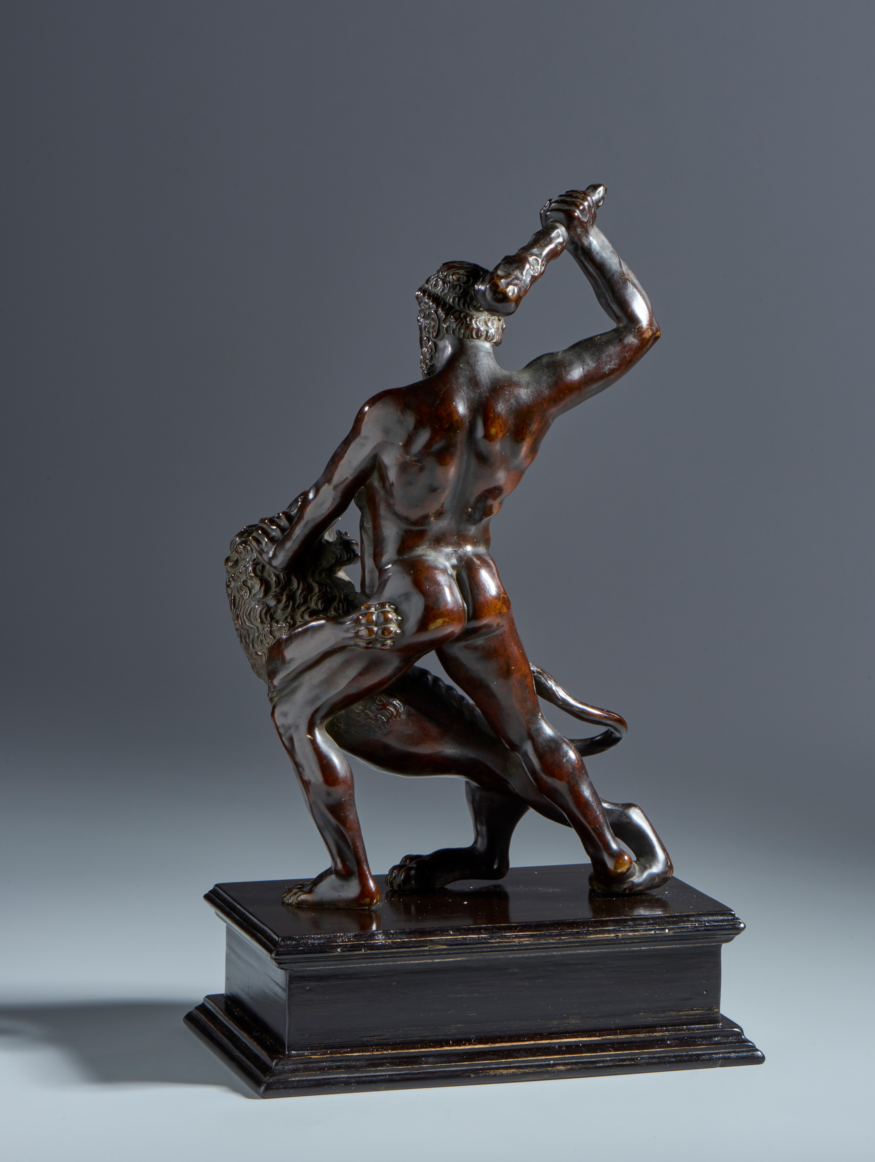 Ercole e il leone di Nemea. Arte fiorentina, XVI-XVII secolo. Bronzo patinato, splendida patina r...