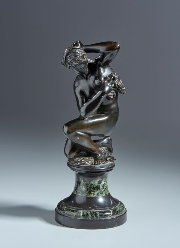 Venere inginocchiata. Dal modello di Giambologna. Toscana, XVII-XVIII secolo. Bronzo patinato nero rossastro montato su antica base in marmi misti