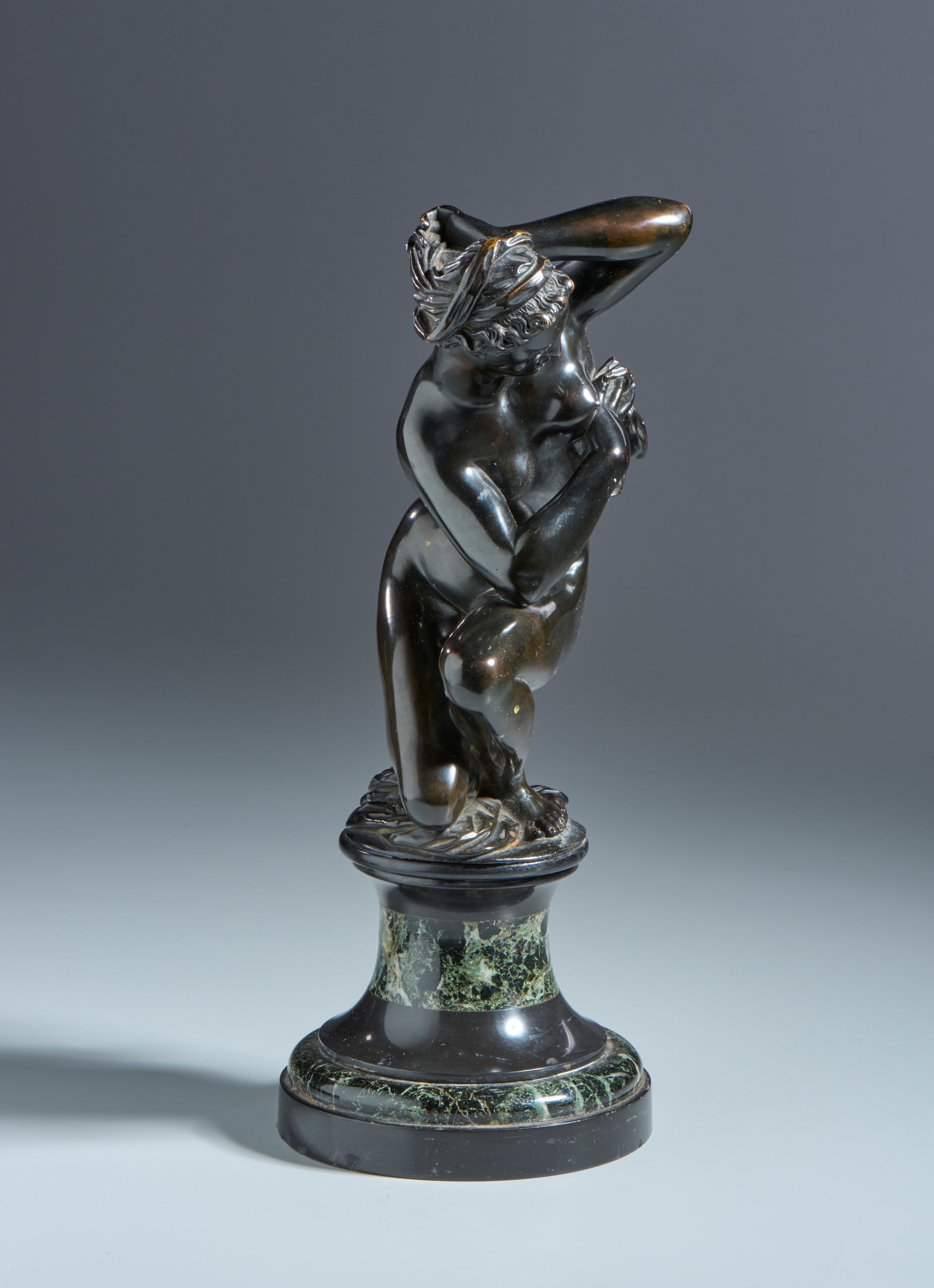 Venere inginocchiata. Dal modello di Giambologna. Toscana, XVII-XVIII secolo. Bronzo patinato ner...