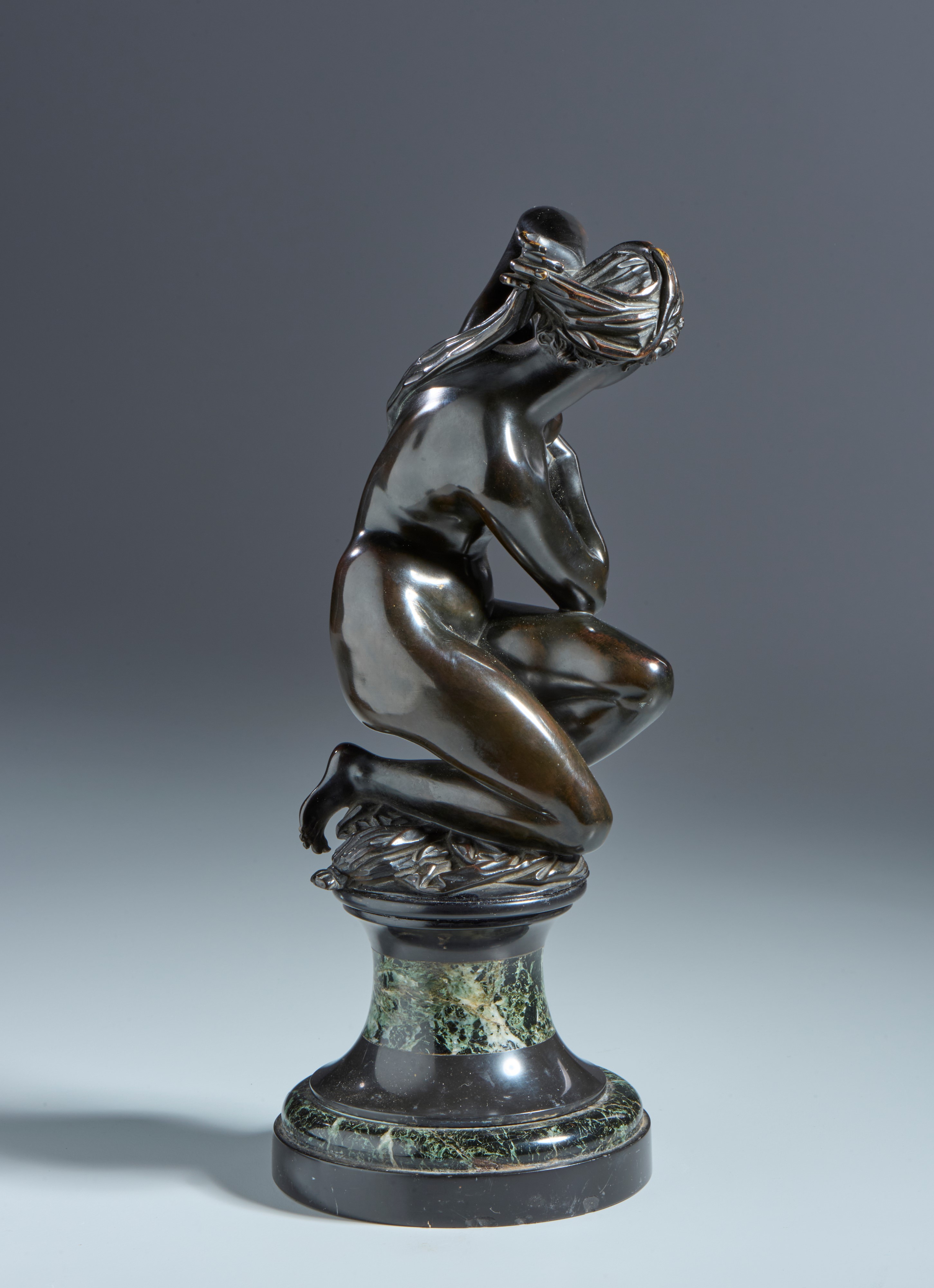 Venere inginocchiata. Dal modello di Giambologna. Toscana, XVII-XVIII secolo. Bronzo patinato ner...