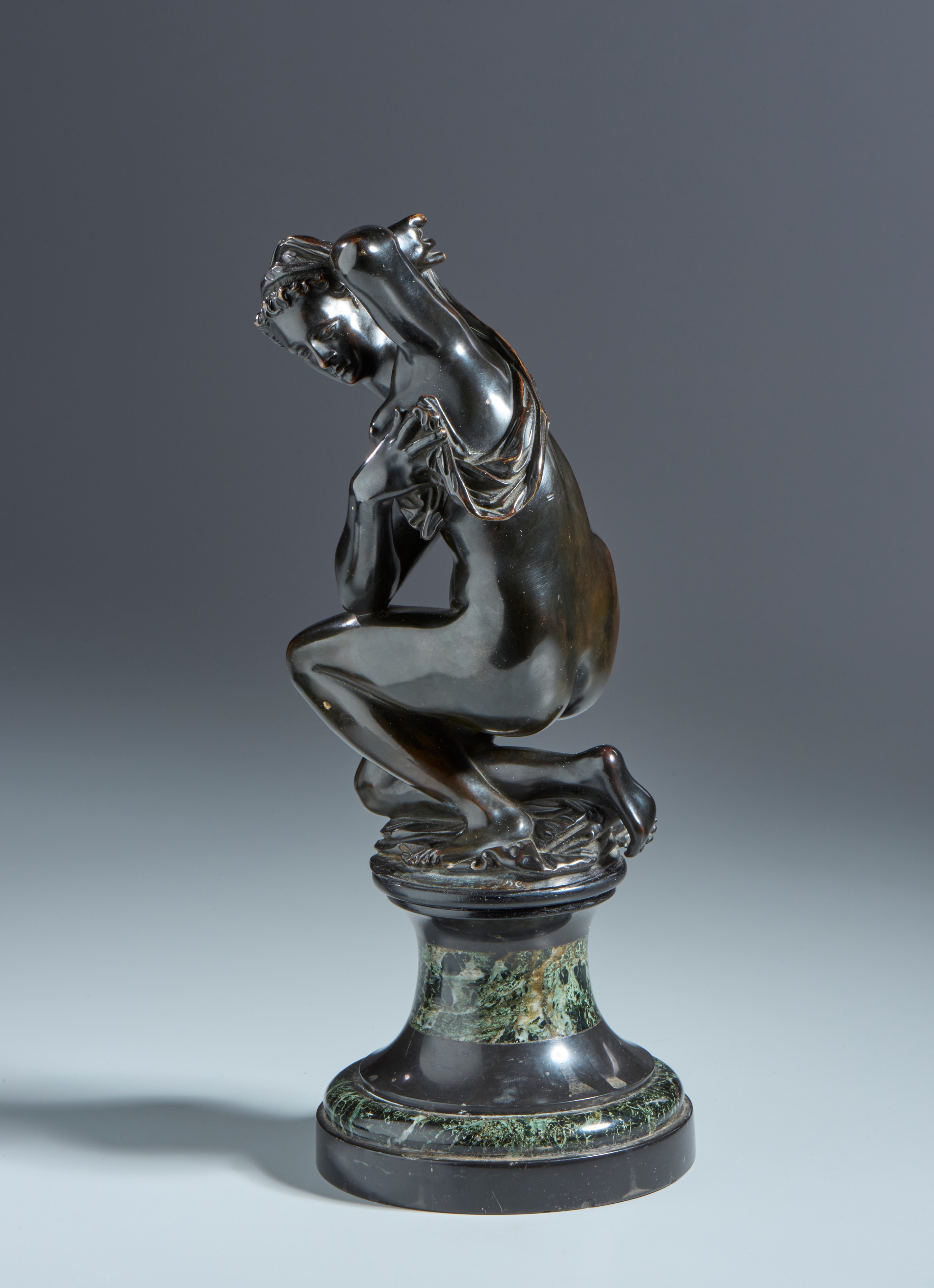 Venere inginocchiata. Dal modello di Giambologna. Toscana, XVII-XVIII secolo. Bronzo patinato ner...
