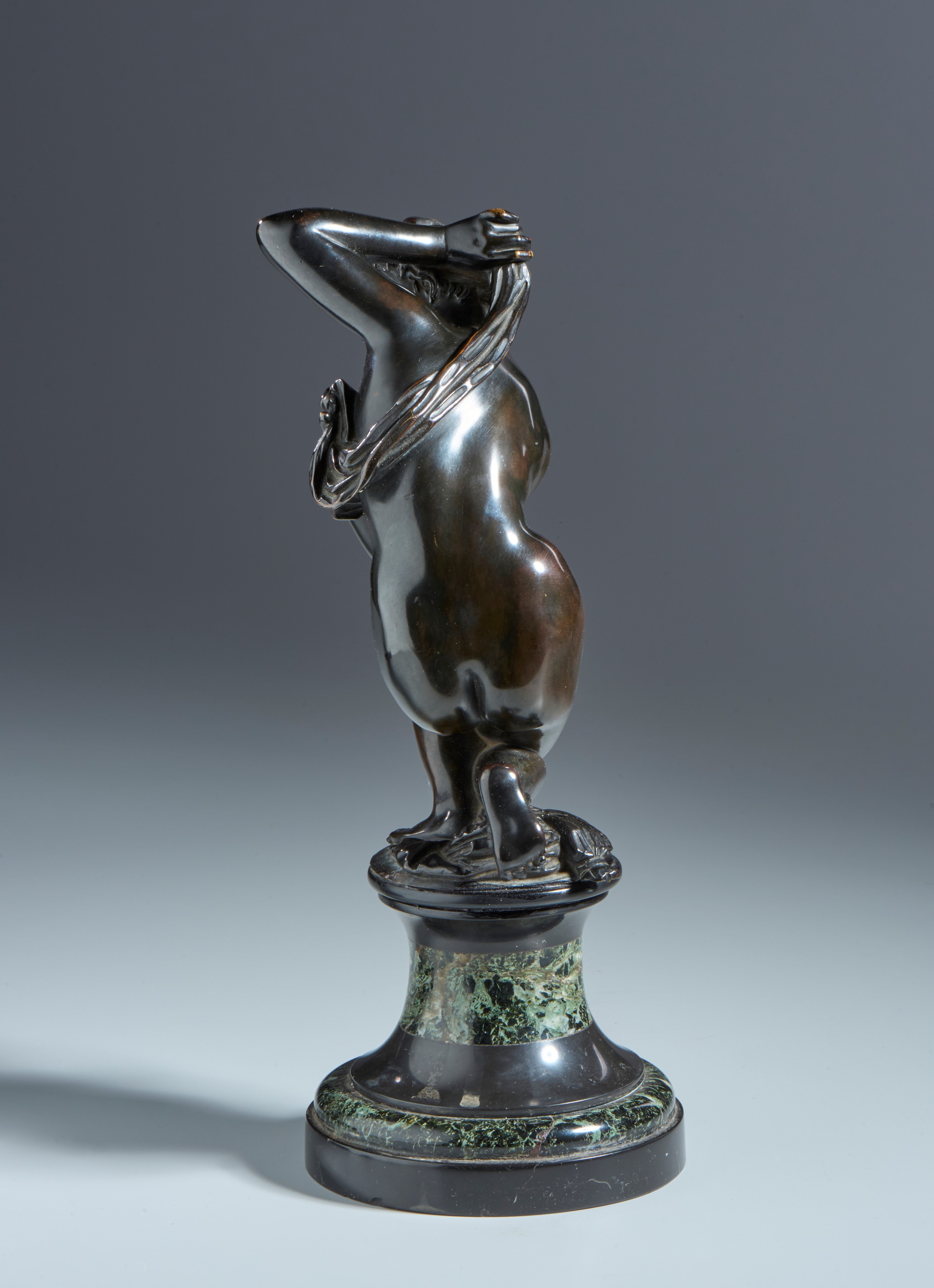 Venere inginocchiata. Dal modello di Giambologna. Toscana, XVII-XVIII secolo. Bronzo patinato ner...