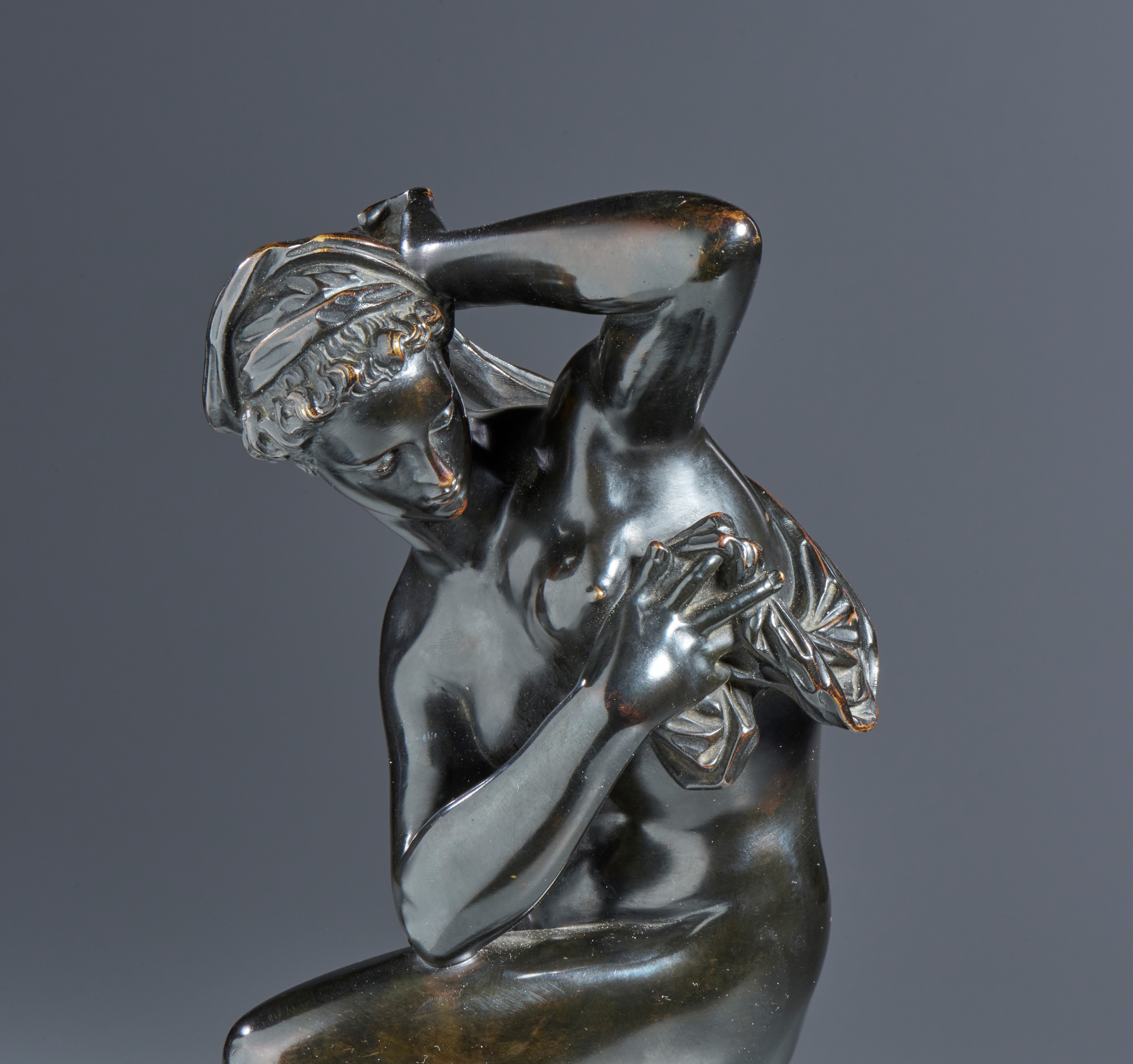 Venere inginocchiata. Dal modello di Giambologna. Toscana, XVII-XVIII secolo. Bronzo patinato ner...