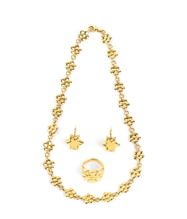 Parure composta da una collana, un paio di orecchini ed un anello in oro