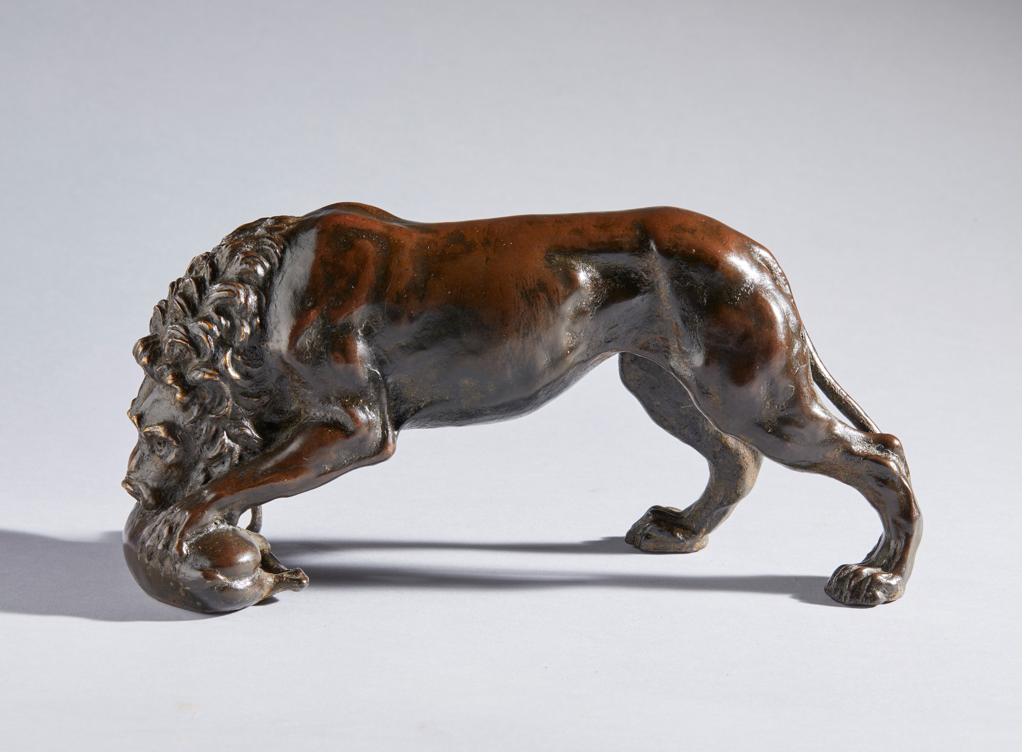 Leone e gazzella. Barthelemy Prieur (Berzieux, 1536 circa- 1611), Bottega. XVII secolo Bronzo con...