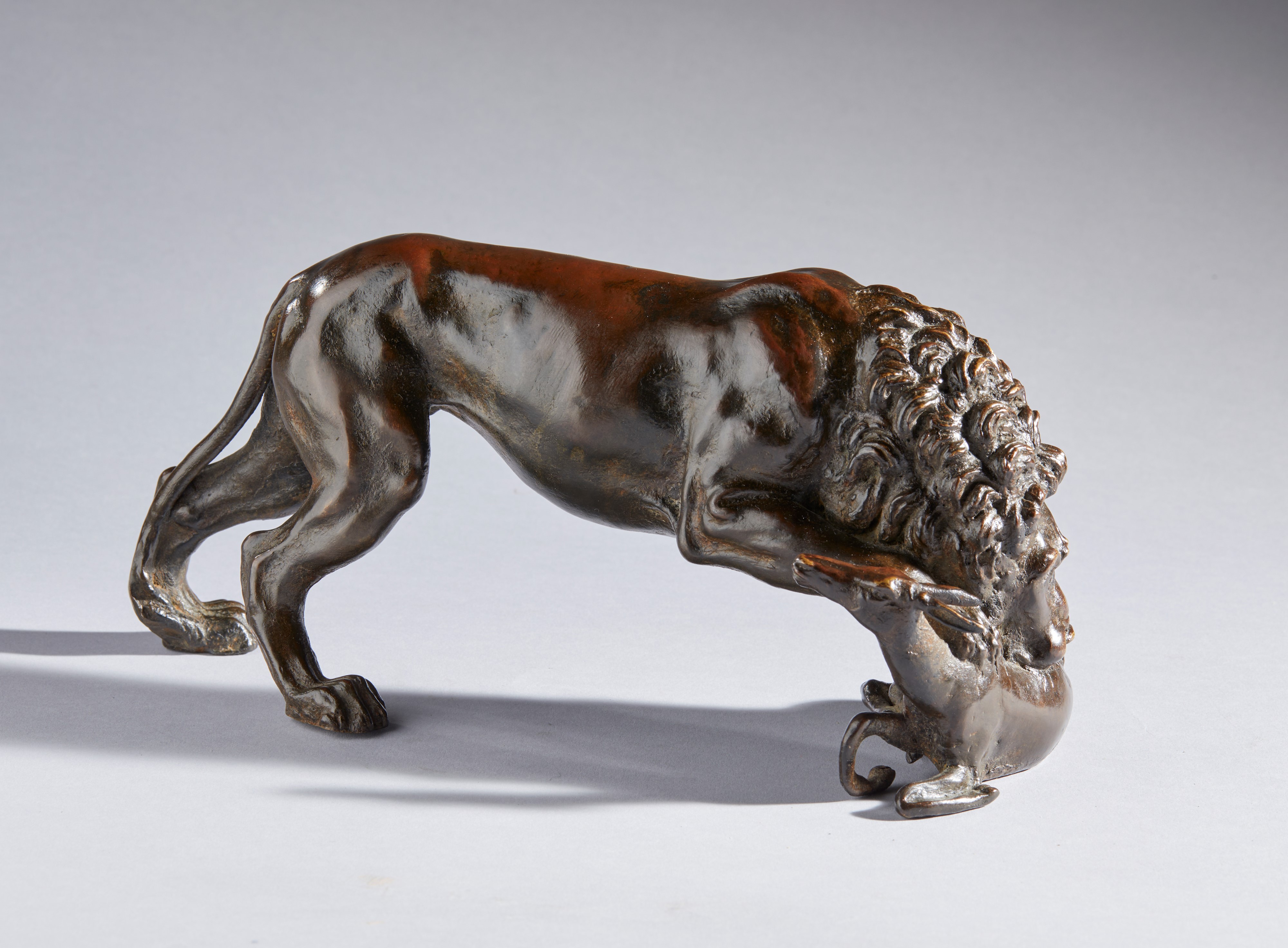 Leone e gazzella. Barthelemy Prieur (Berzieux, 1536 circa- 1611), Bottega. XVII secolo Bronzo con...