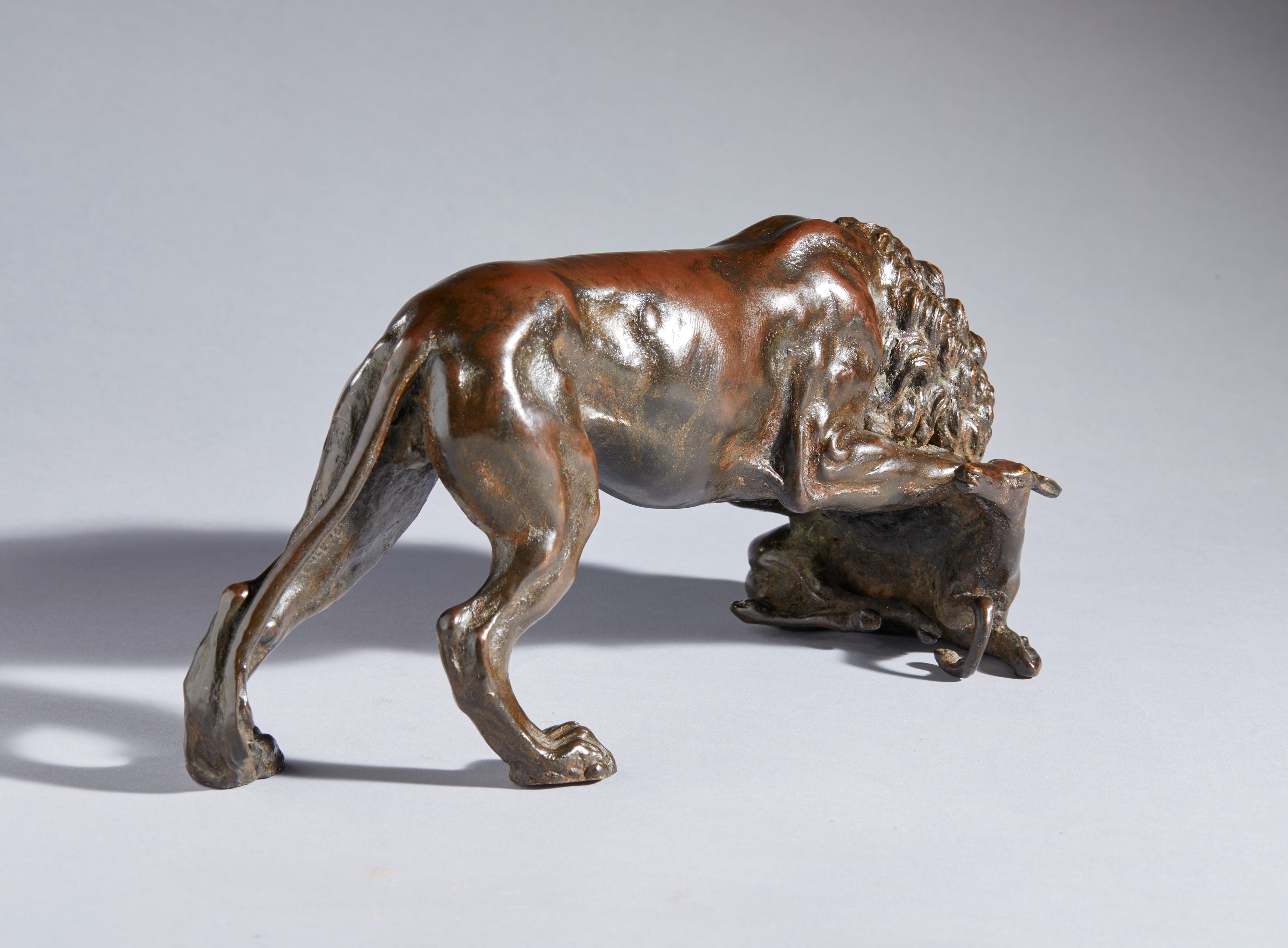 Leone e gazzella. Barthelemy Prieur (Berzieux, 1536 circa- 1611), Bottega. XVII secolo Bronzo con...