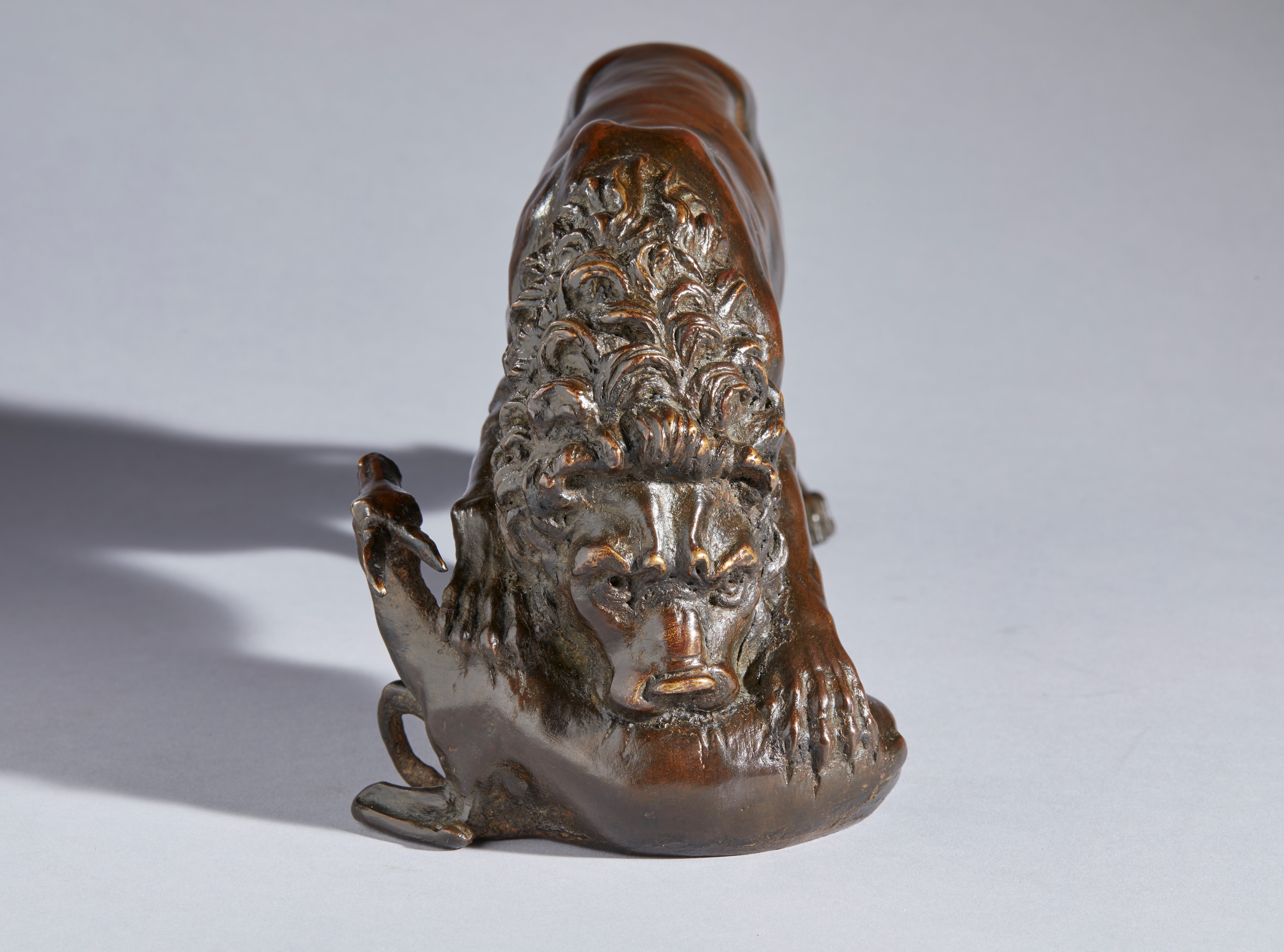Leone e gazzella. Barthelemy Prieur (Berzieux, 1536 circa- 1611), Bottega. XVII secolo Bronzo con...
