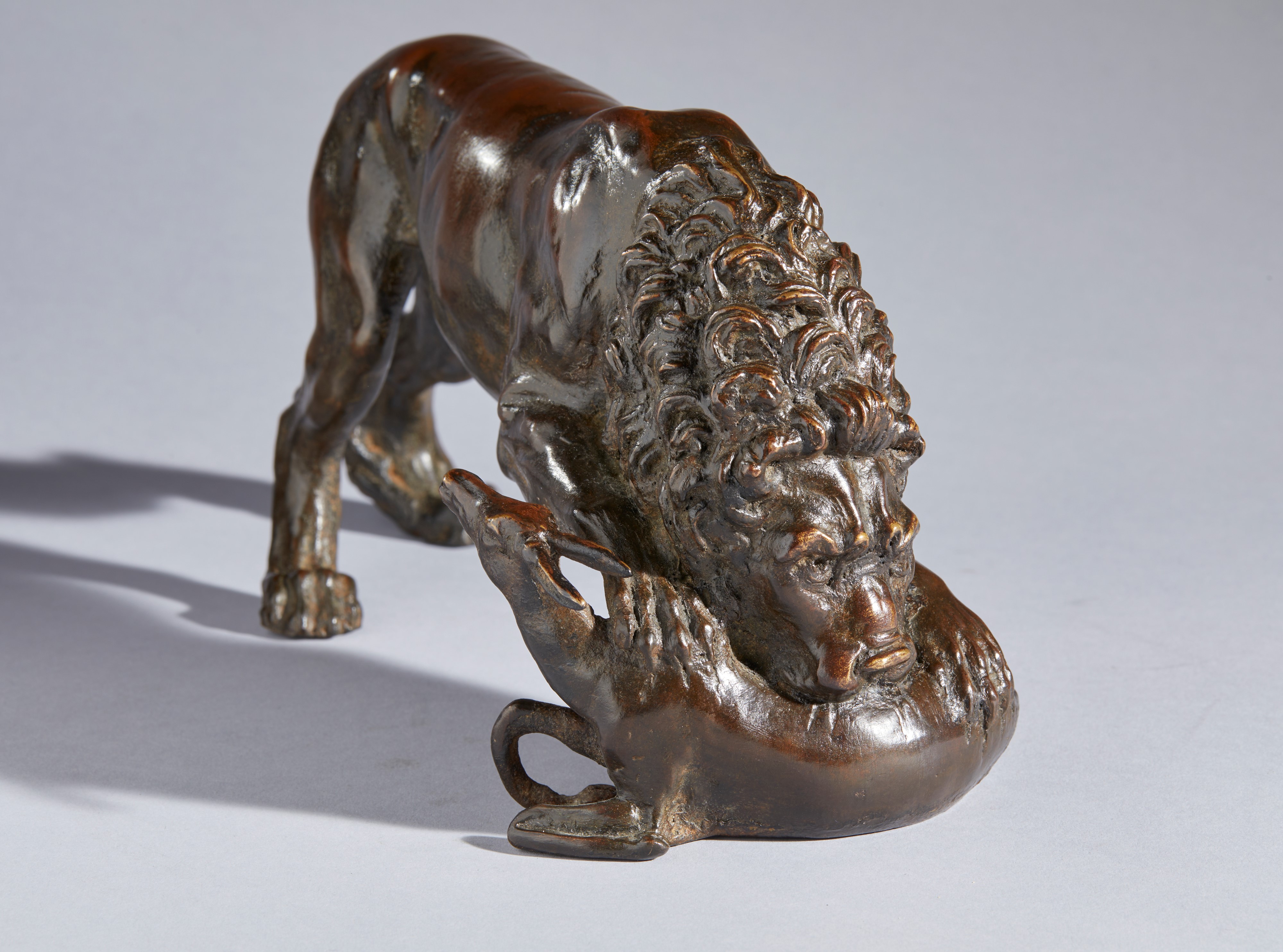 Leone e gazzella. Barthelemy Prieur (Berzieux, 1536 circa- 1611), Bottega. XVII secolo Bronzo con...