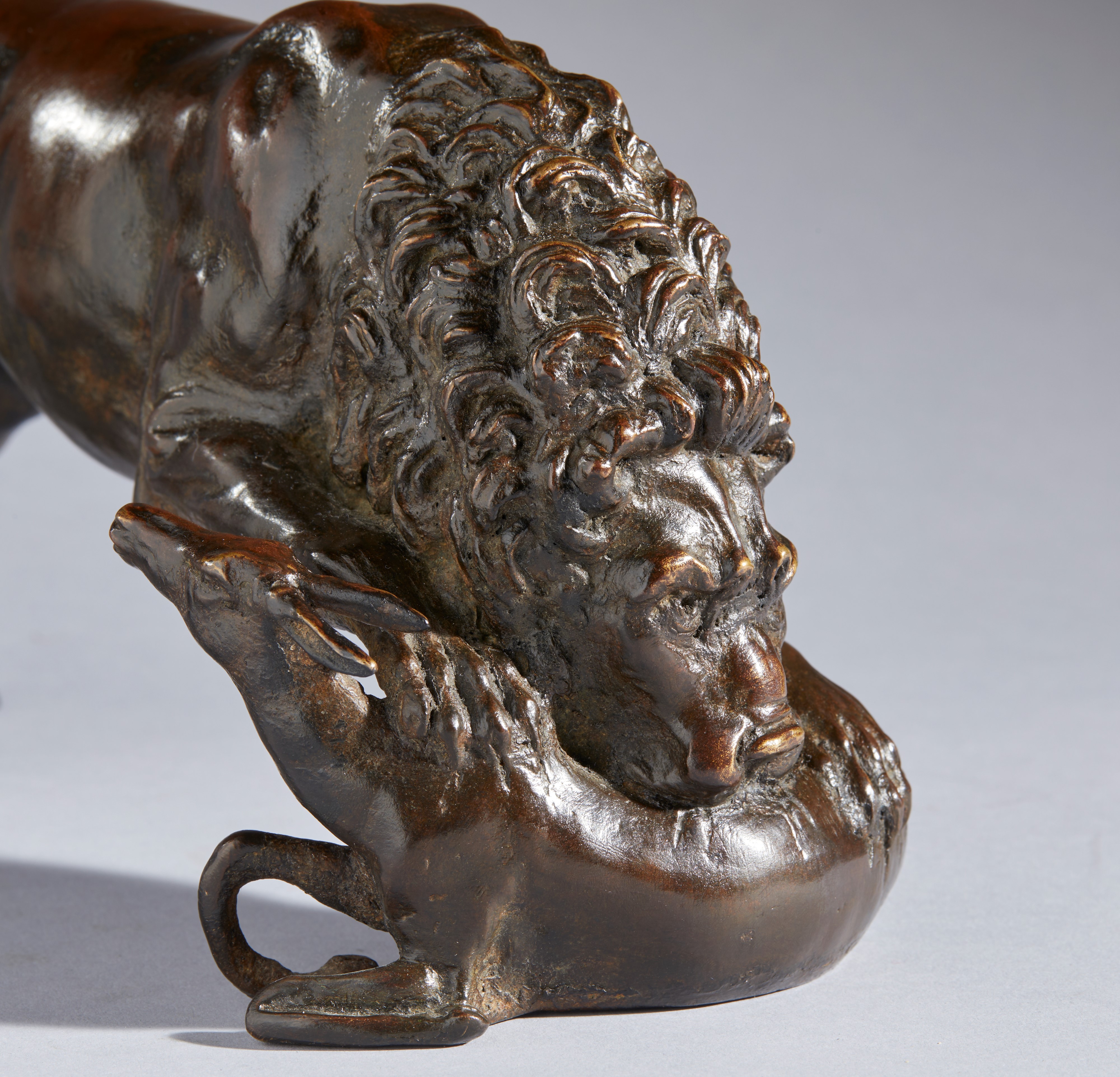 Leone e gazzella. Barthelemy Prieur (Berzieux, 1536 circa- 1611), Bottega. XVII secolo Bronzo con...