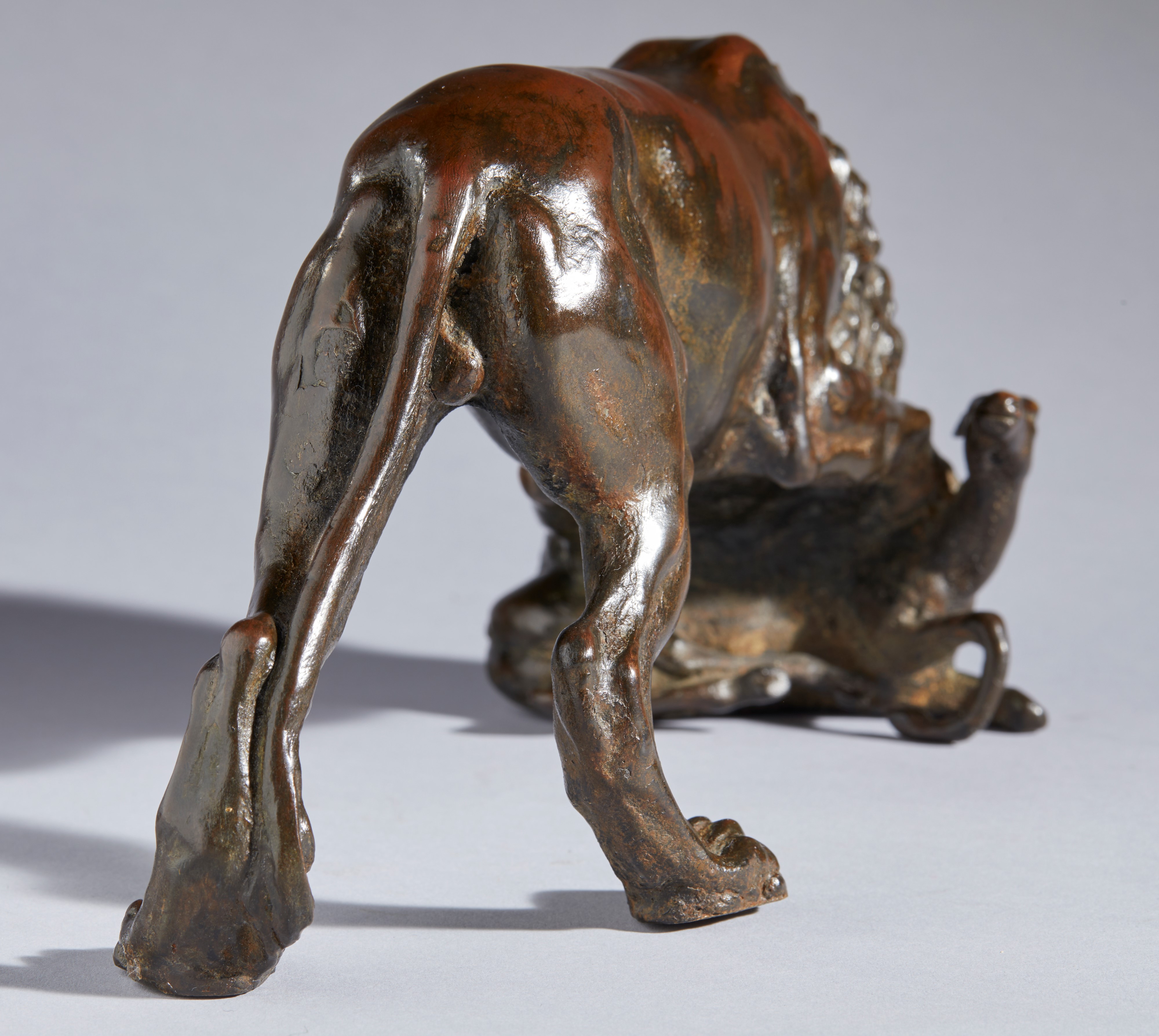 Leone e gazzella. Barthelemy Prieur (Berzieux, 1536 circa- 1611), Bottega. XVII secolo Bronzo con...