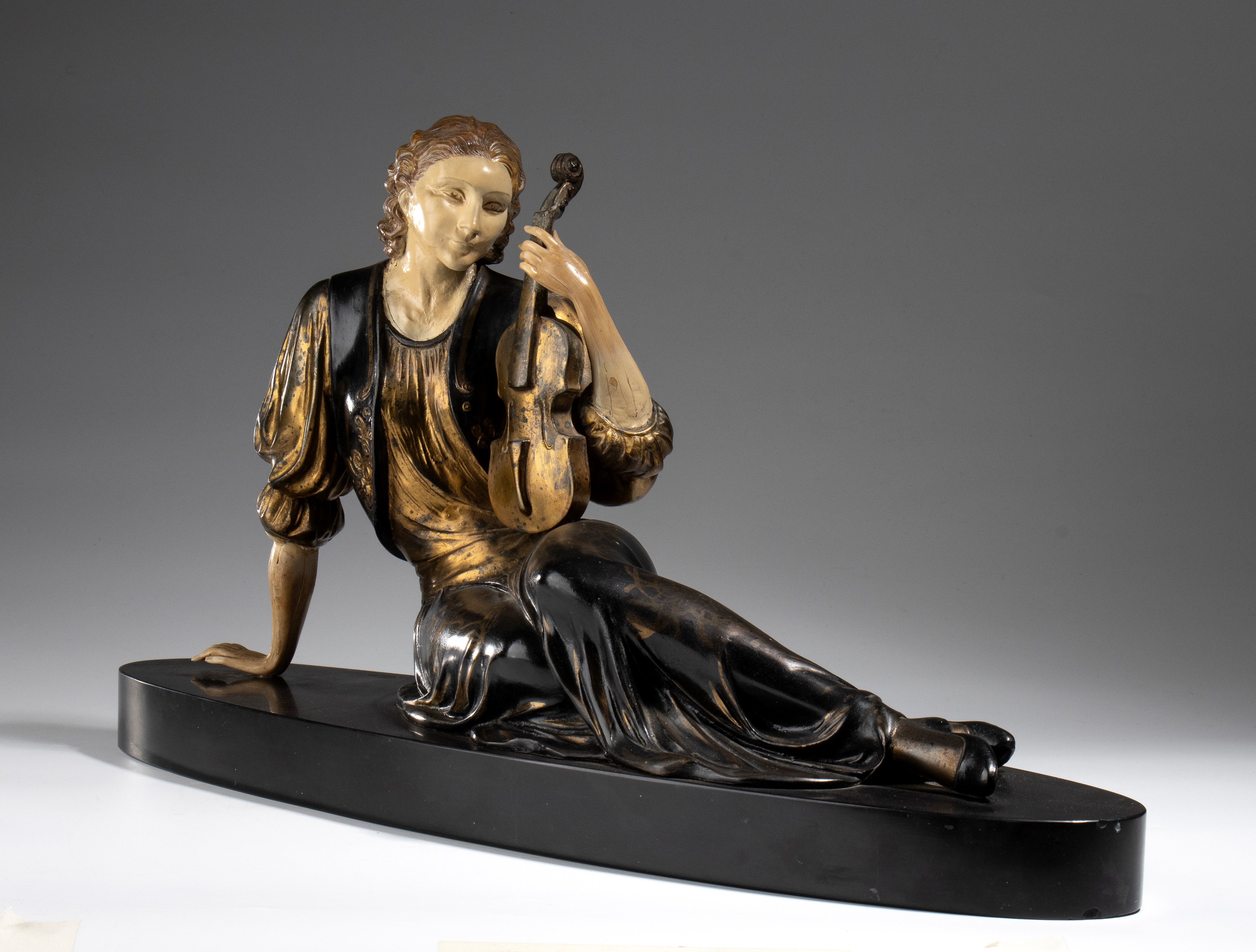 Scultura Art Déco, violinista sdraiata in ceramica policroma (Italia, XX secolo)