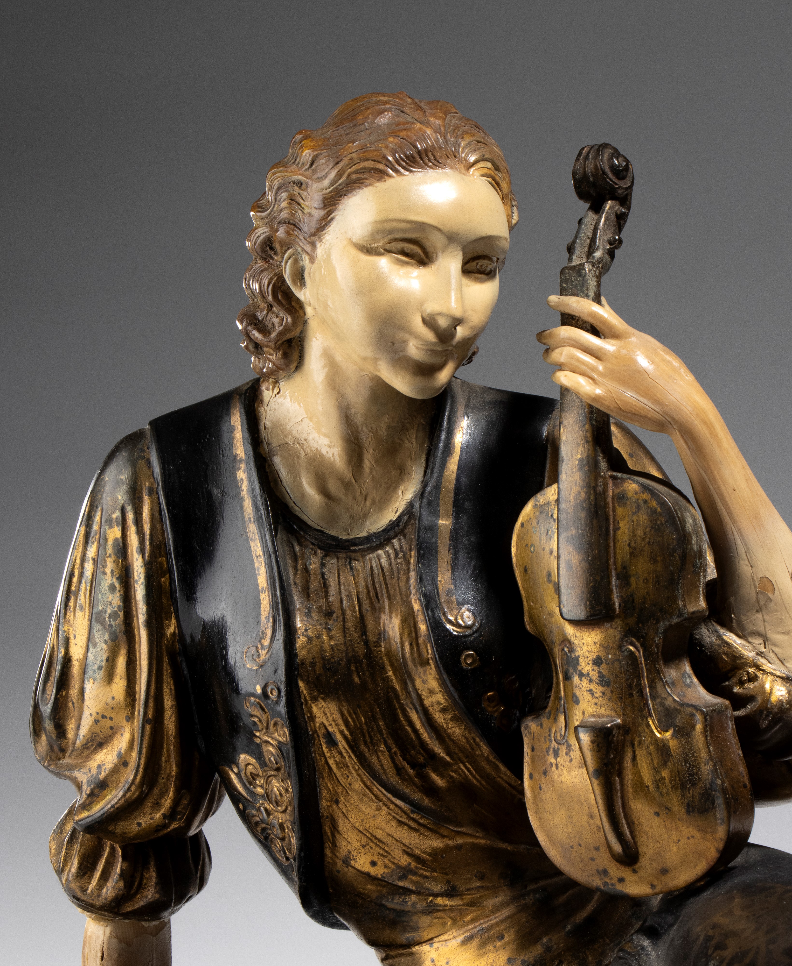 Scultura Art Déco, violinista sdraiata in ceramica policroma (Italia, XX secolo)