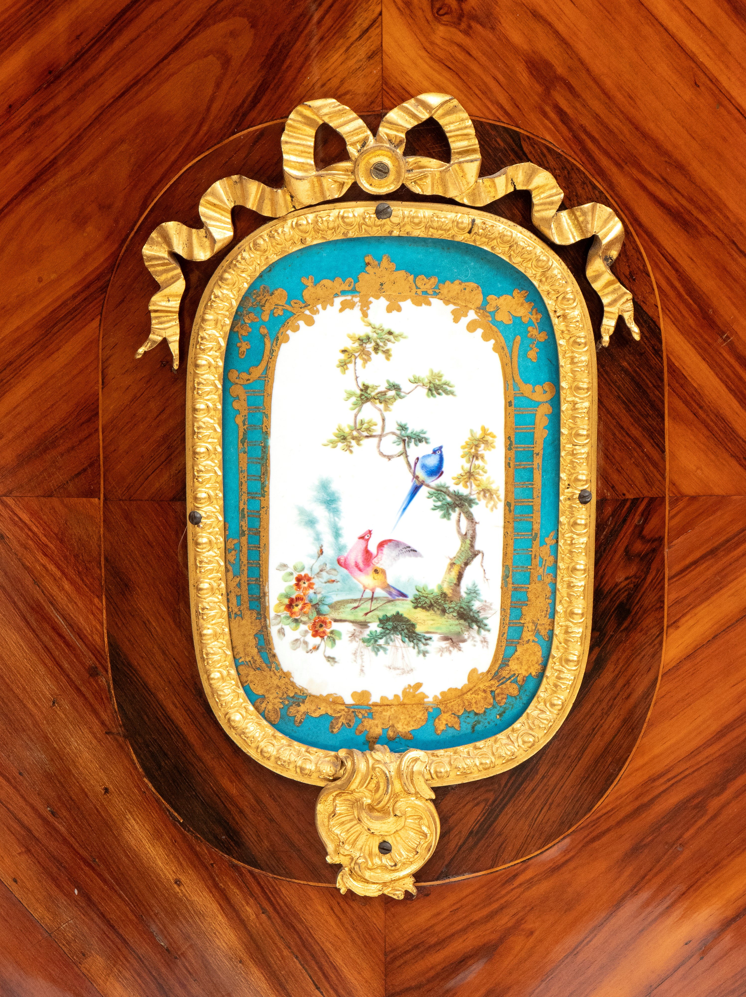Masson - Vetrina francese in stile Transizione, impiallacciata con placche di porcellana policrom...
