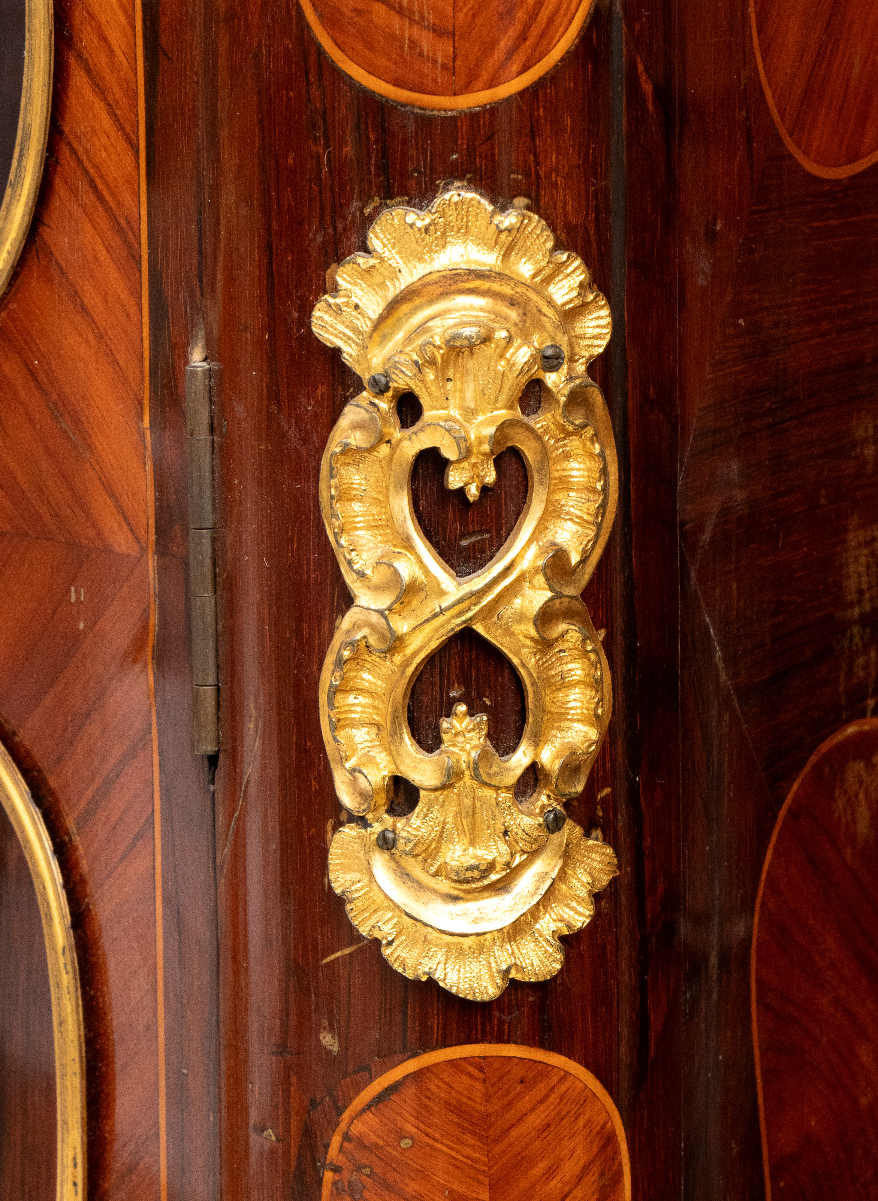 Masson - Vetrina francese in stile Transizione, impiallacciata con placche di porcellana policrom...