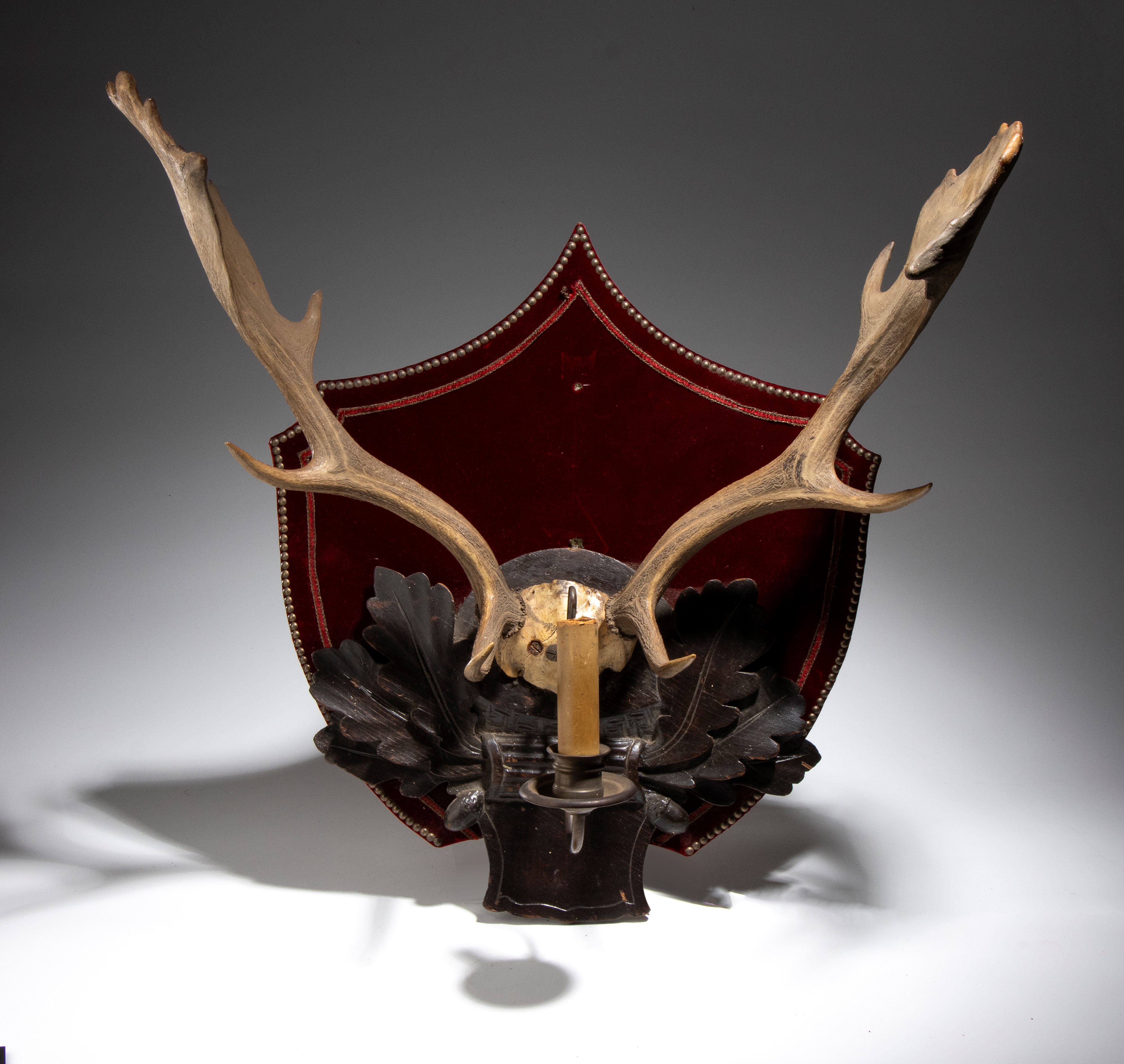 Germania, Coppia di applique in stile venatorio con trofei in corna di cervo e rivestimento in ve...