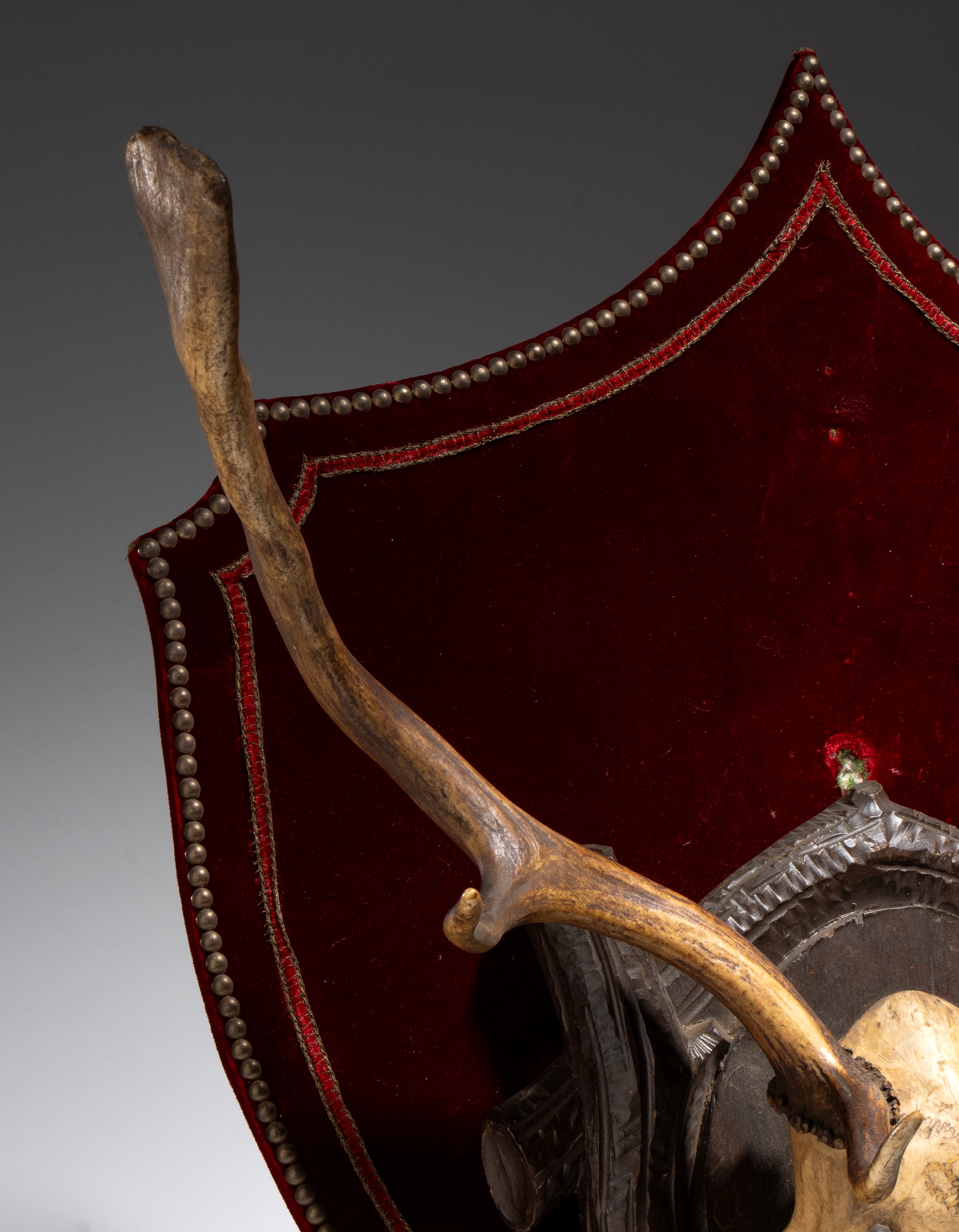 Germania, Coppia di applique in stile venatorio con trofei in corna di cervo e rivestimento in ve...