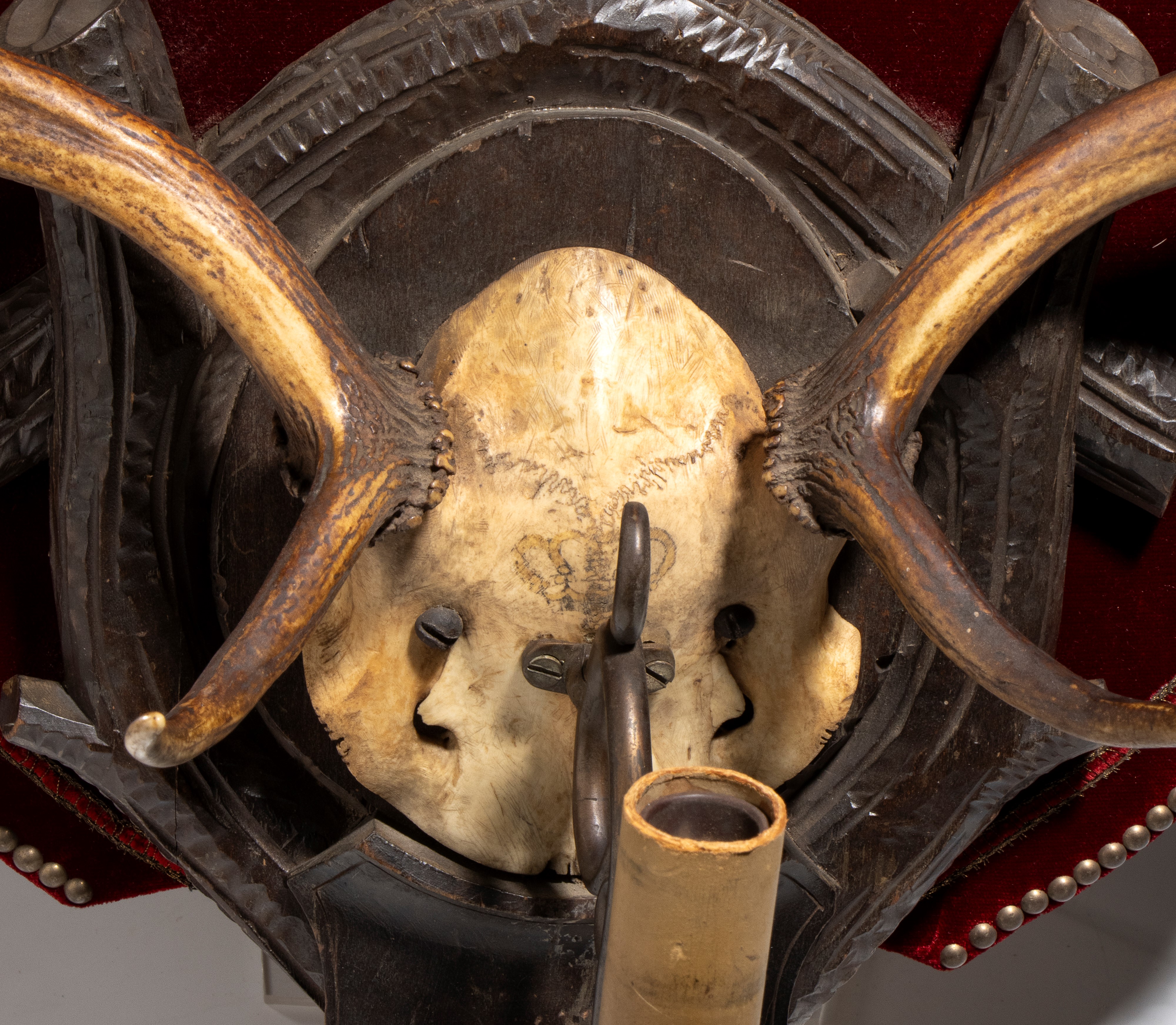 Germania, Coppia di applique in stile venatorio con trofei in corna di cervo e rivestimento in ve...