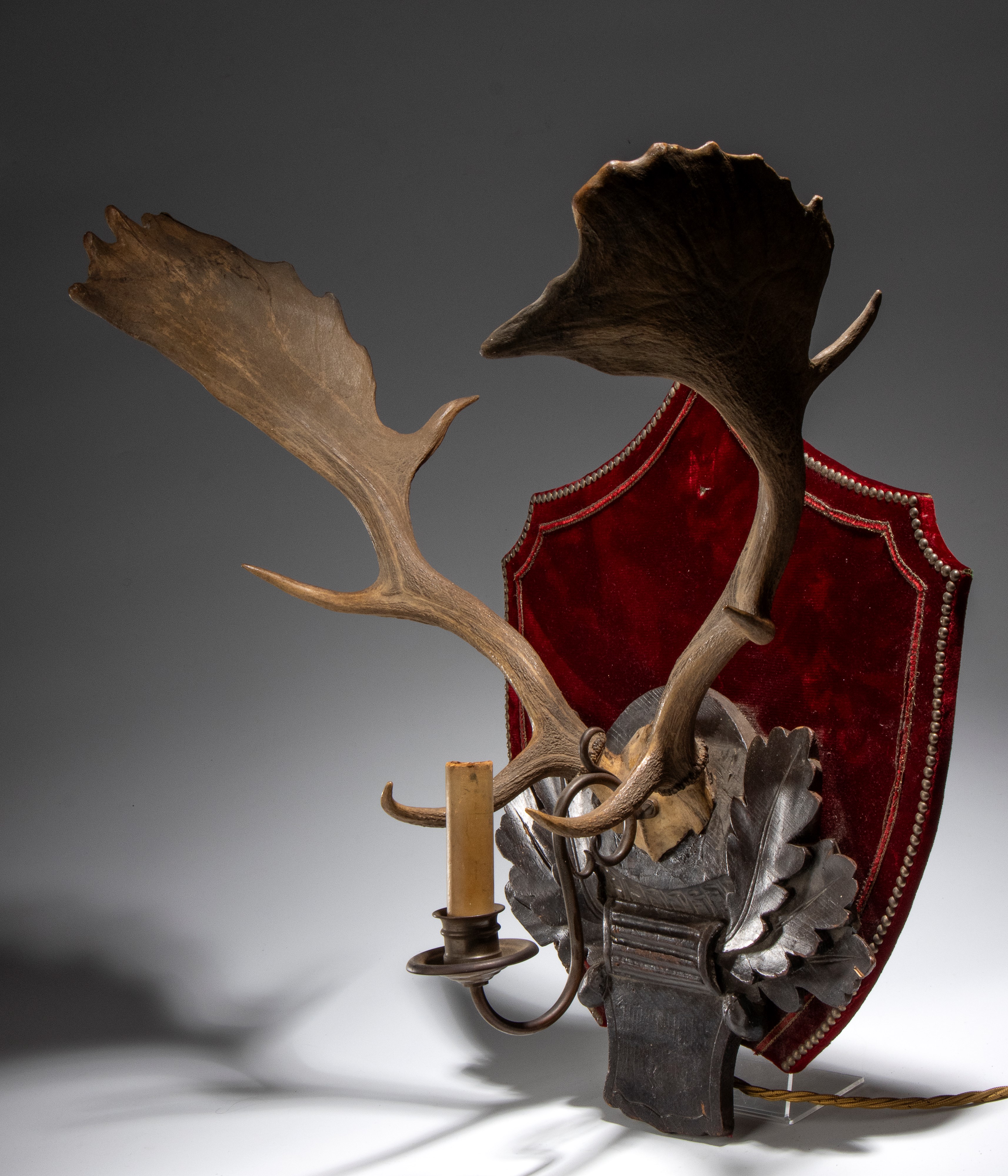 Germania, Coppia di applique in stile venatorio con trofei in corna di cervo e rivestimento in ve...