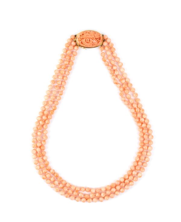 Collana in corallo rosa e fermezza in oro giallo