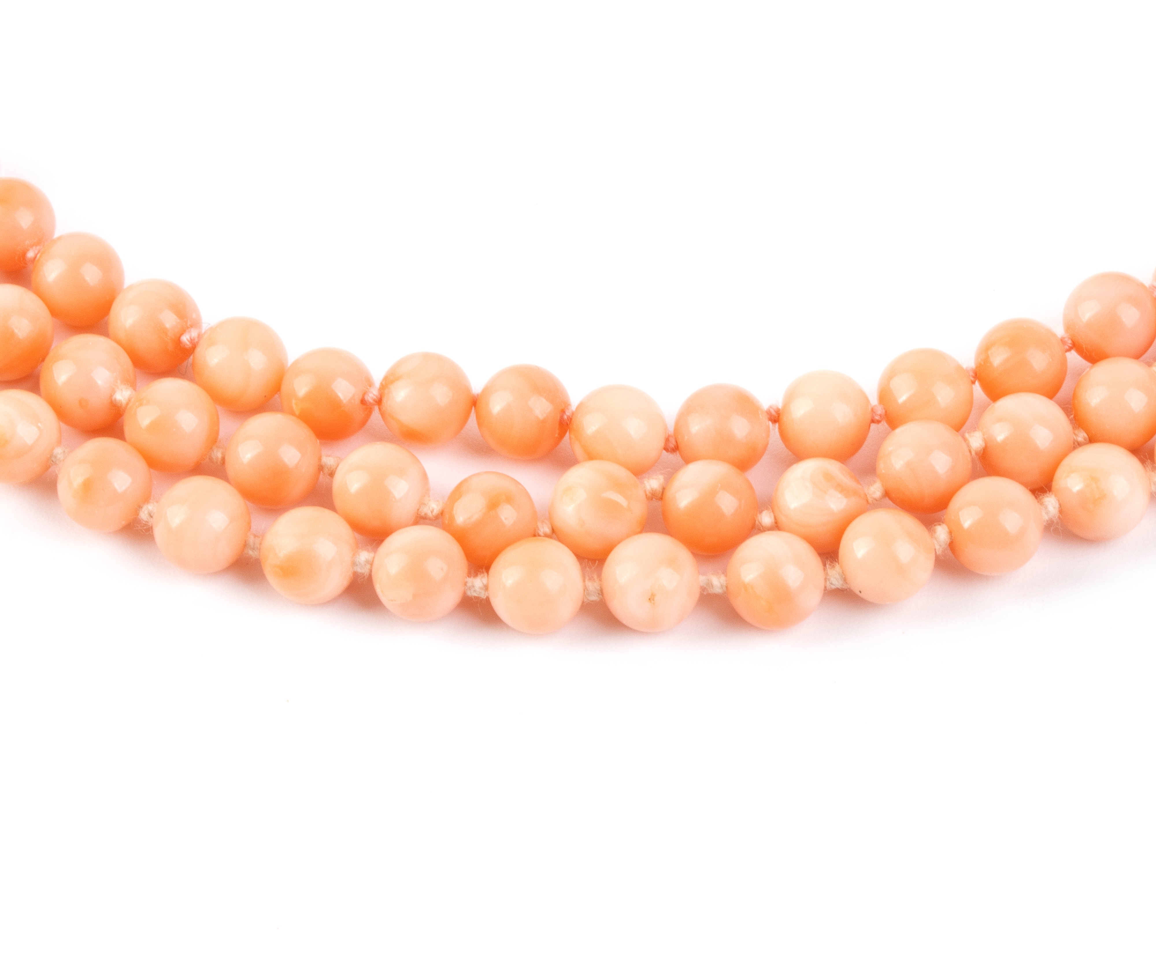 Collana in corallo rosa “Deep Sea”, con fermezza in oro giallo 18k