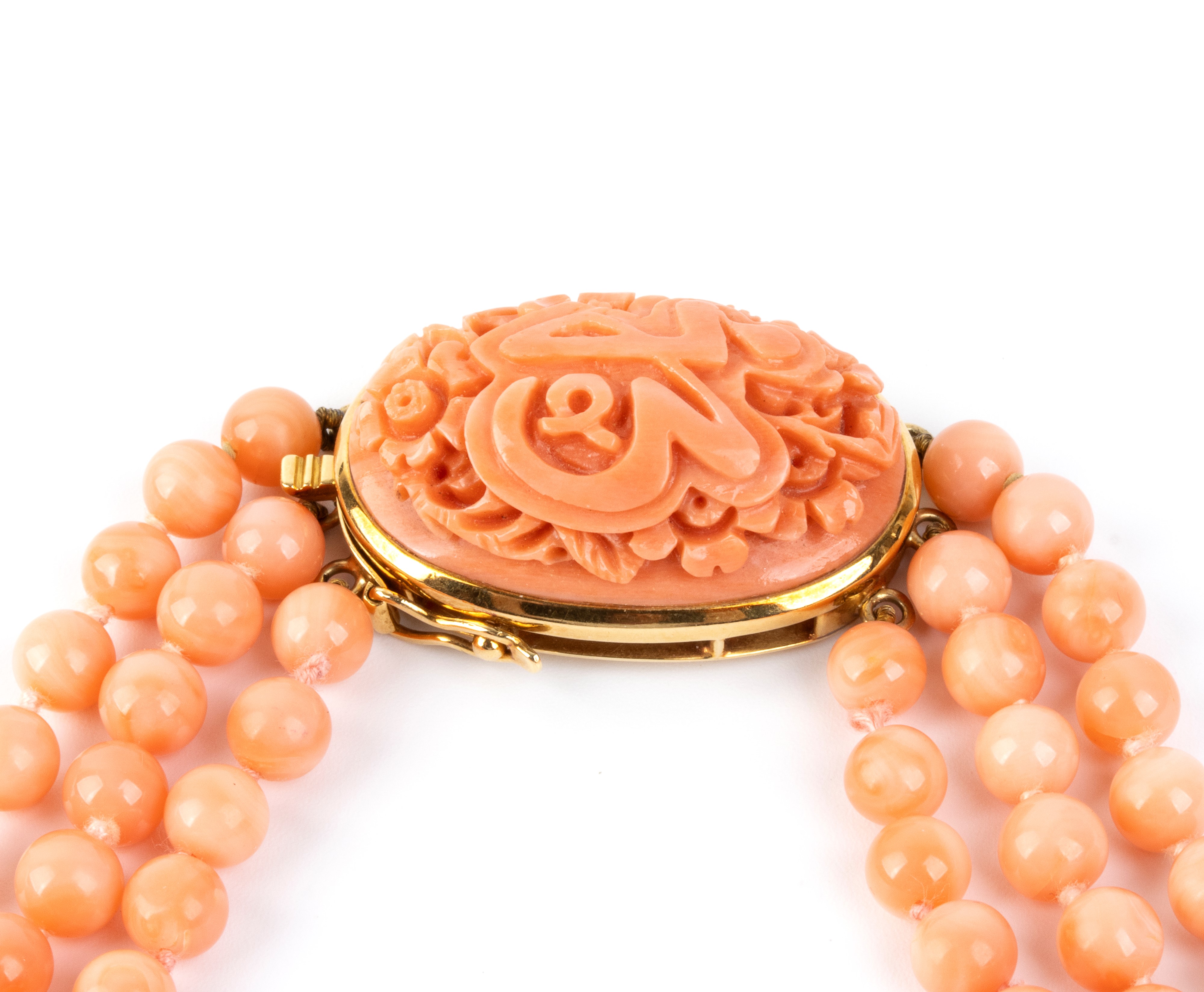 Collana in corallo rosa “Deep Sea”, con fermezza in oro giallo 18k
