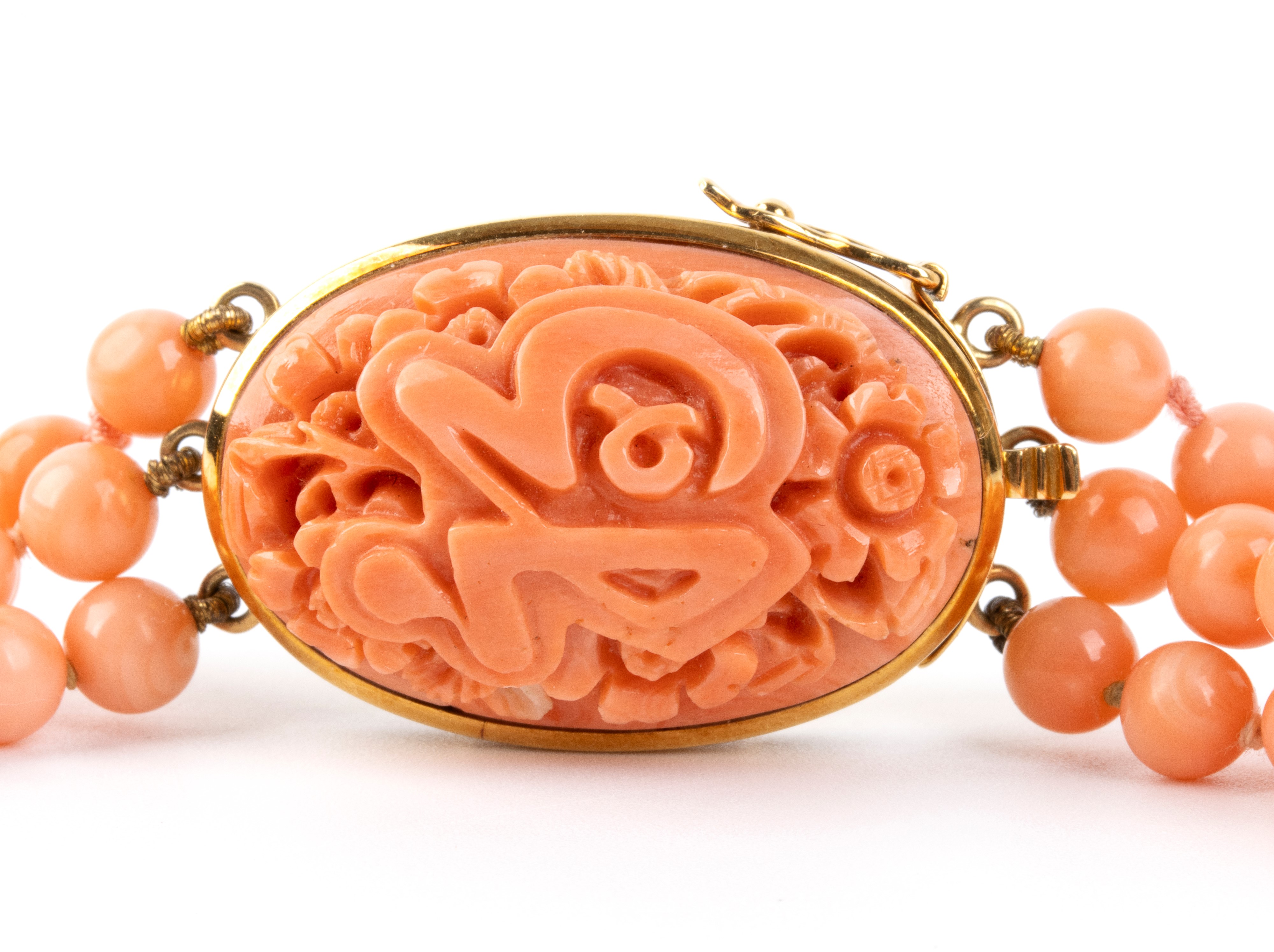Collana in corallo rosa “Deep Sea”, con fermezza in oro giallo 18k