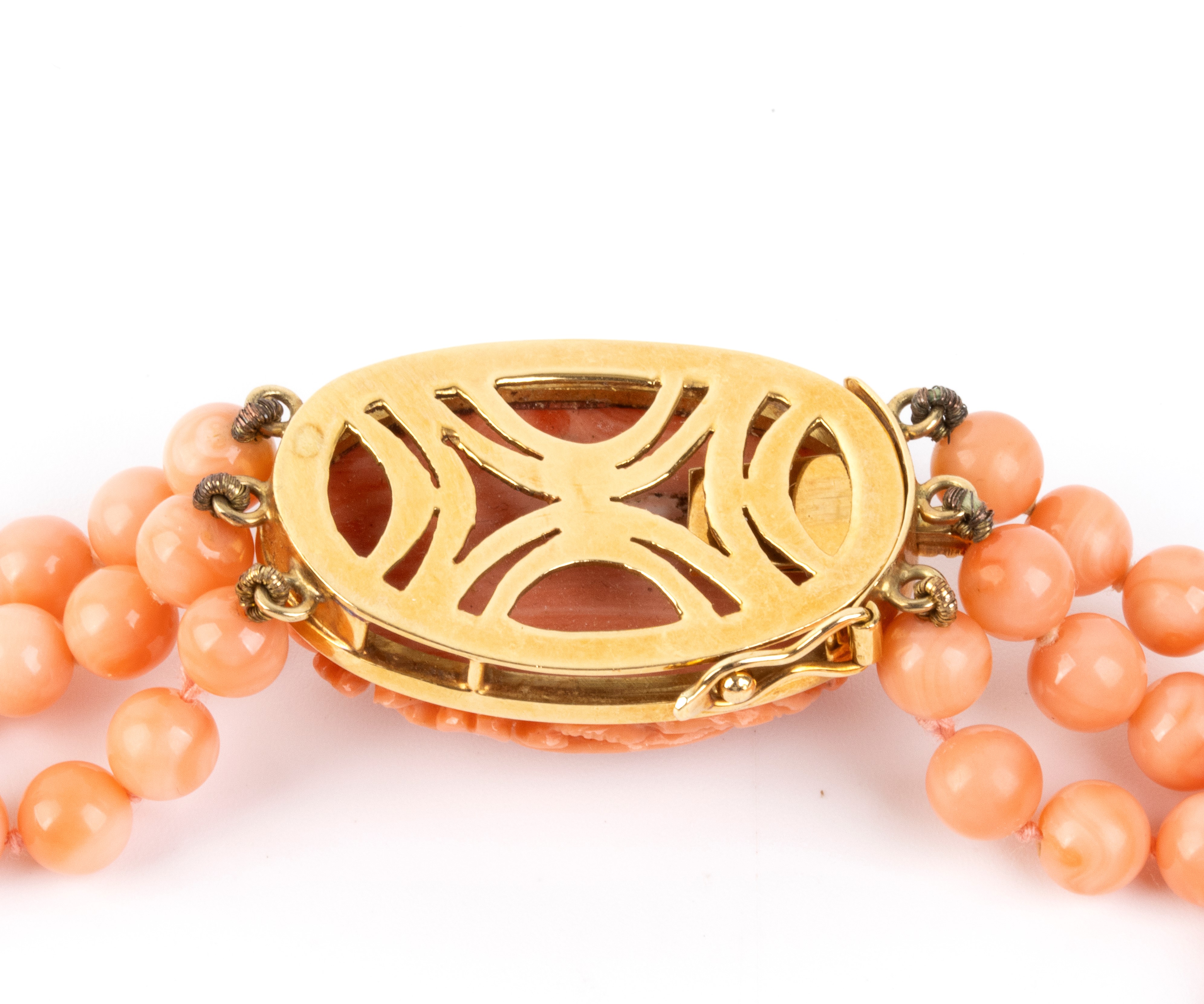 Collana in corallo rosa “Deep Sea”, con fermezza in oro giallo 18k