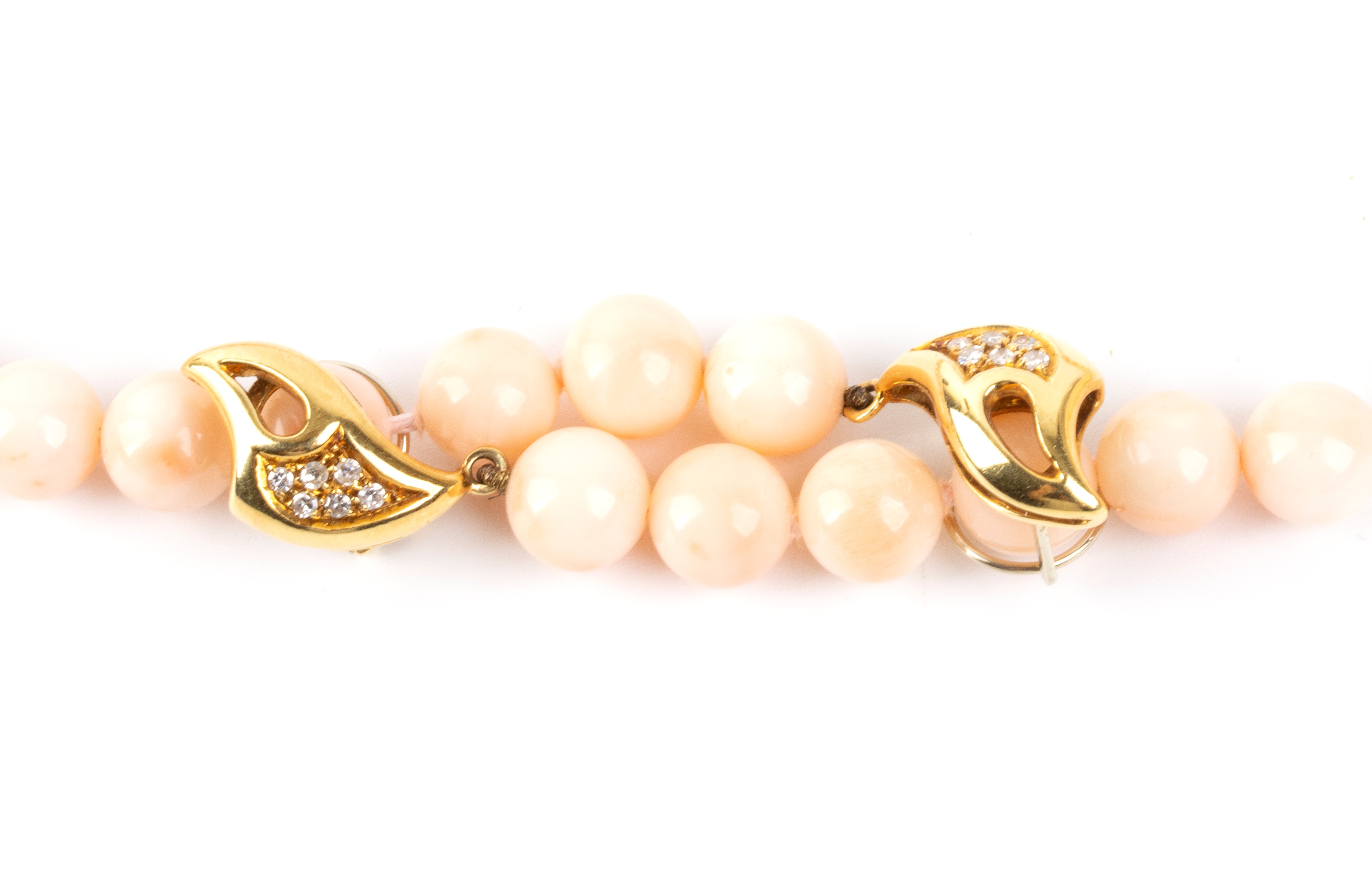 Collana girocollo in corallo rosa con chiusura in oro giallo 18k e diamanti