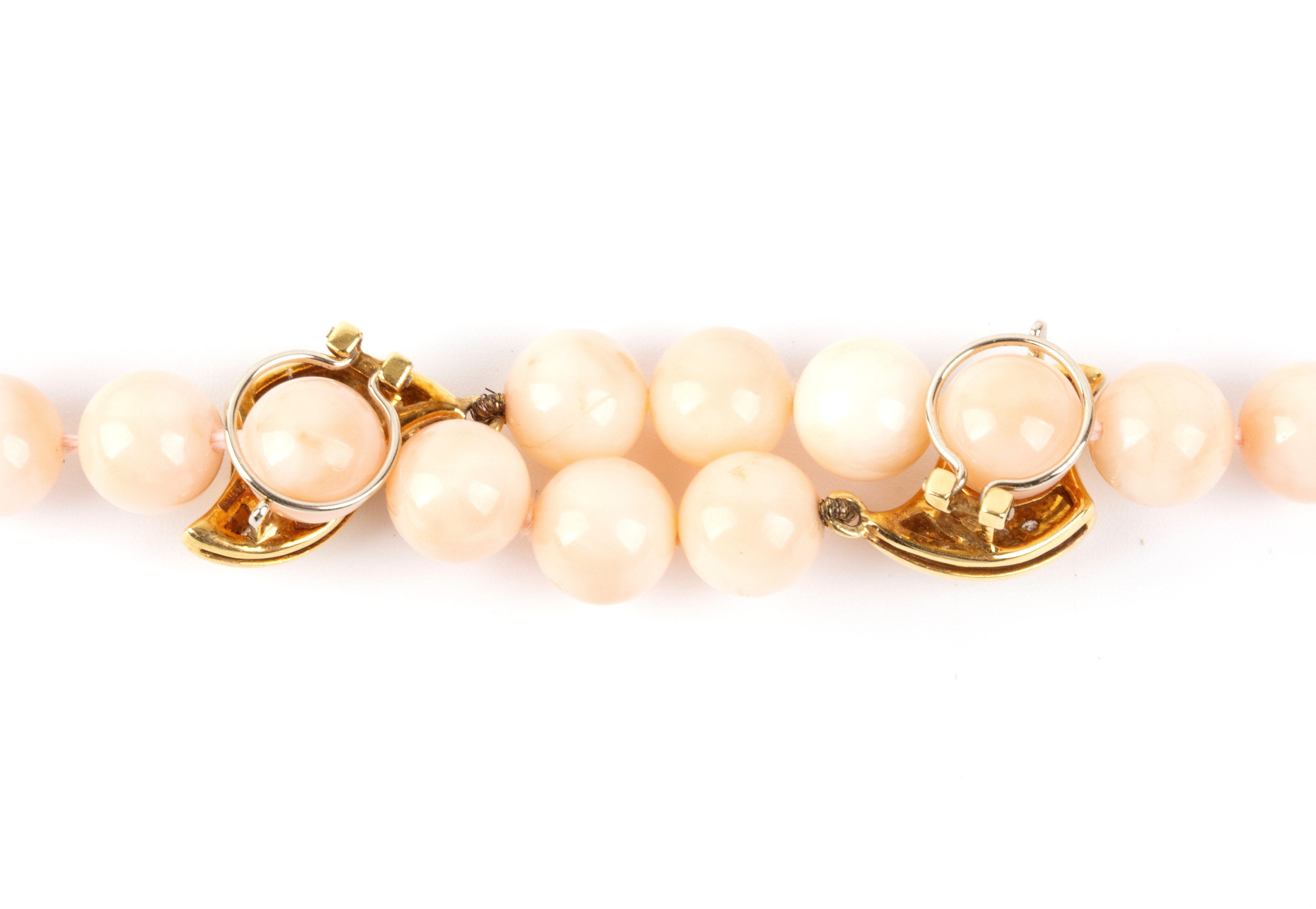 Collana girocollo in corallo rosa con chiusura in oro giallo 18k e diamanti