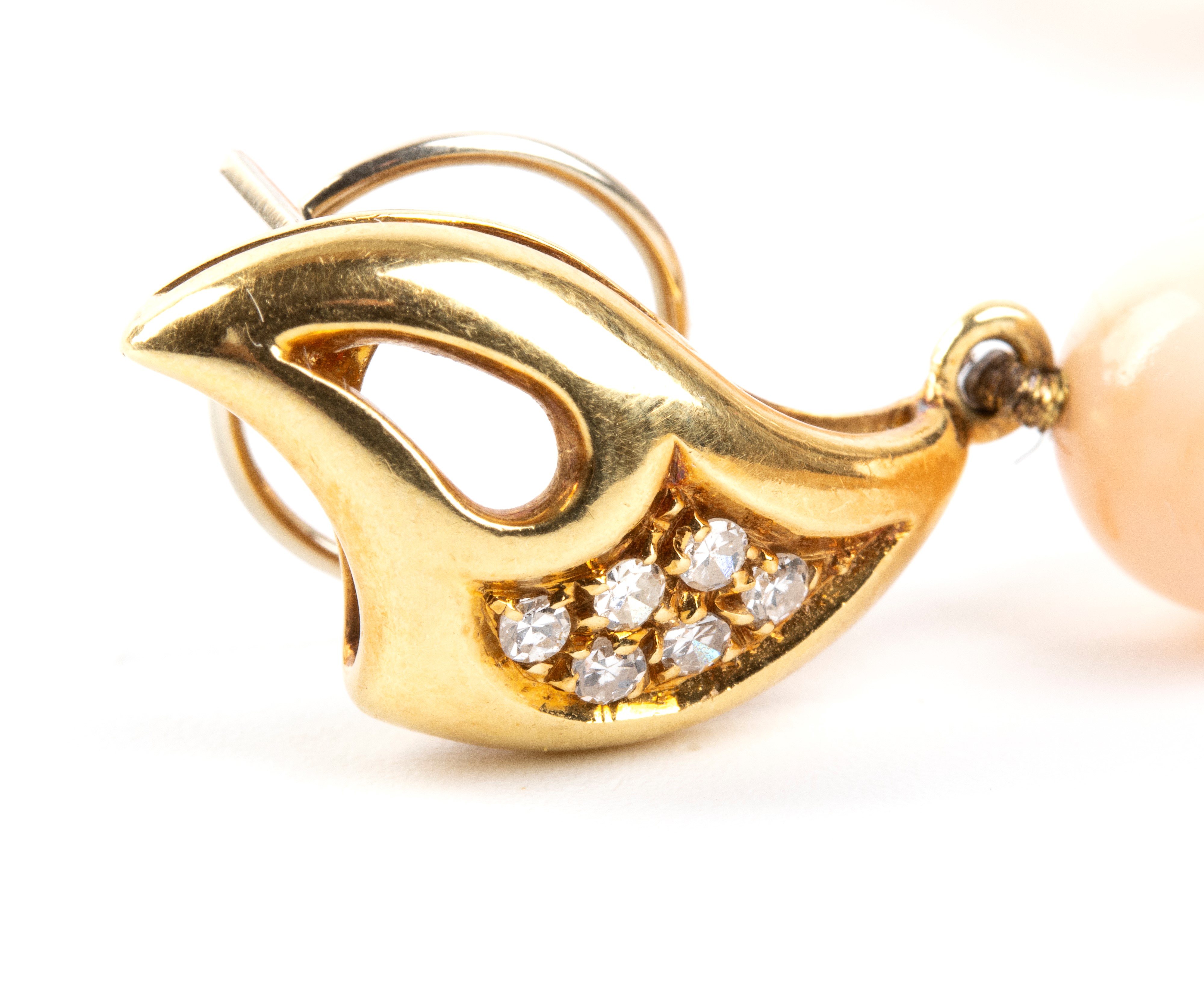 Collana girocollo in corallo rosa con chiusura in oro giallo 18k e diamanti