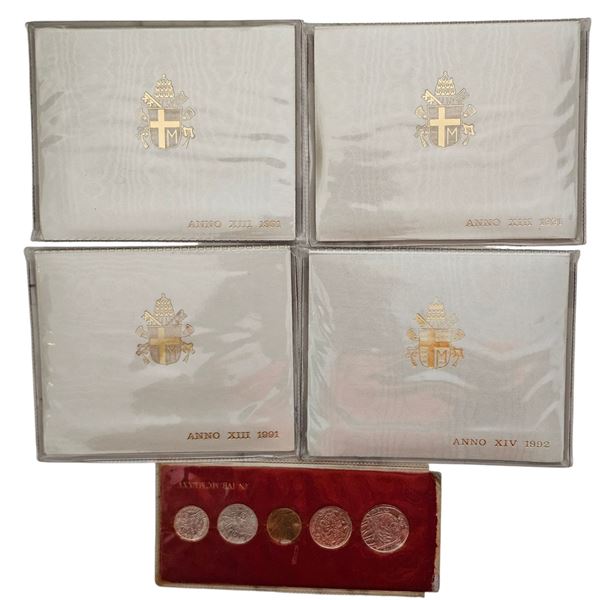 VATICANO. Giovanni Paolo II (1978-2005). Lotto di 4 serie divisionali 1991(3); 1992; più coin set souvenir. Ag. FDC