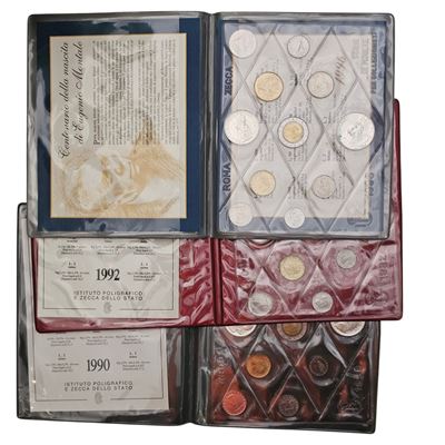 Repubblica Italiana. Lotto di 3 Serie Divisionali 1990, 1992, 1995 (rara), con Argenti. Fdc
