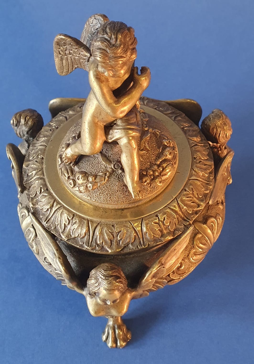 Calamaio arpie. Bronzo dorato. Periodo Neoclassico. XVIII-XIX secolo. Grand Tour.