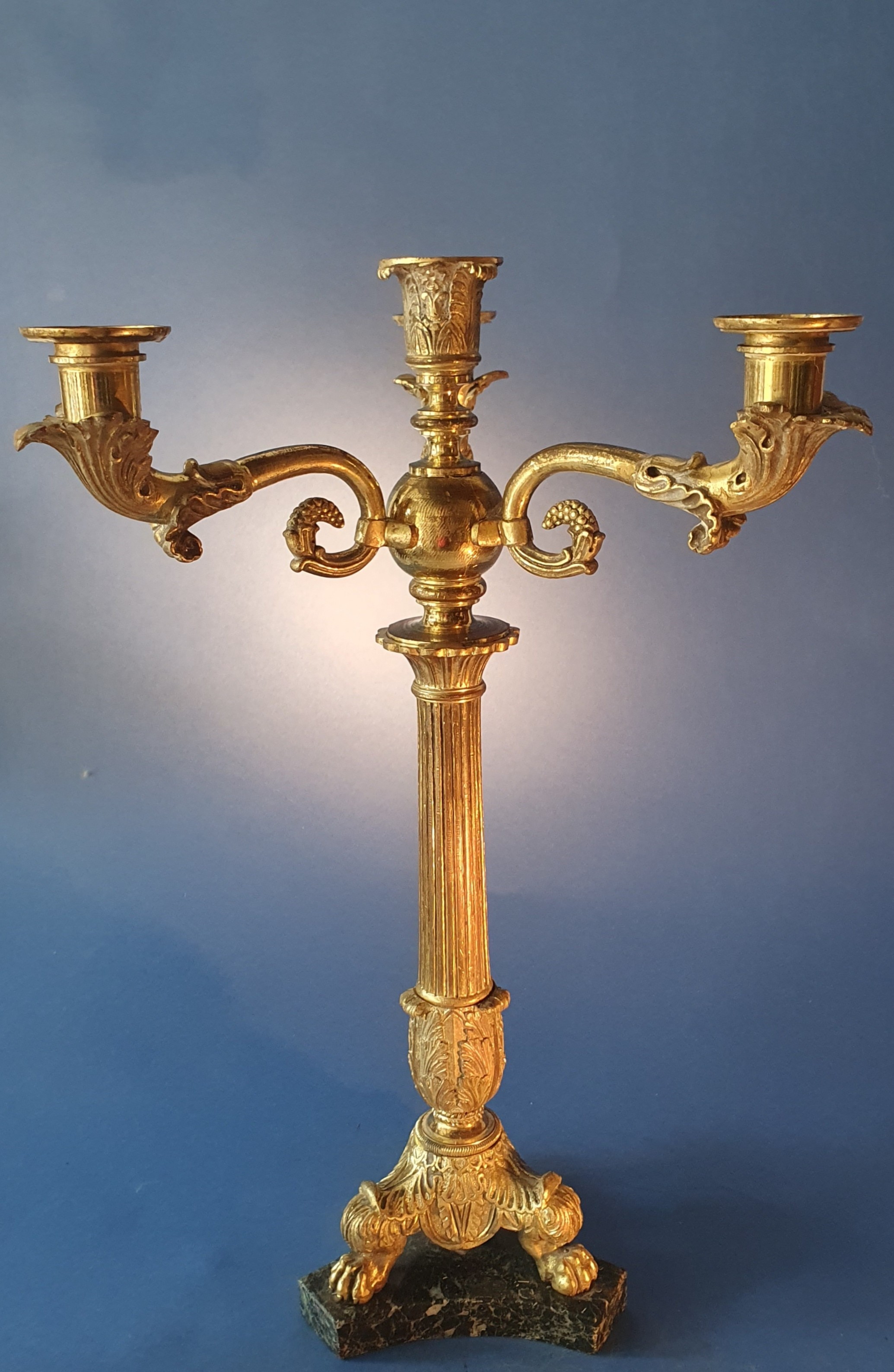 Coppia candelieri impero. Bronzo dorato. Prima metà XIX secolo. Lieve sbeccatura su una base in m...