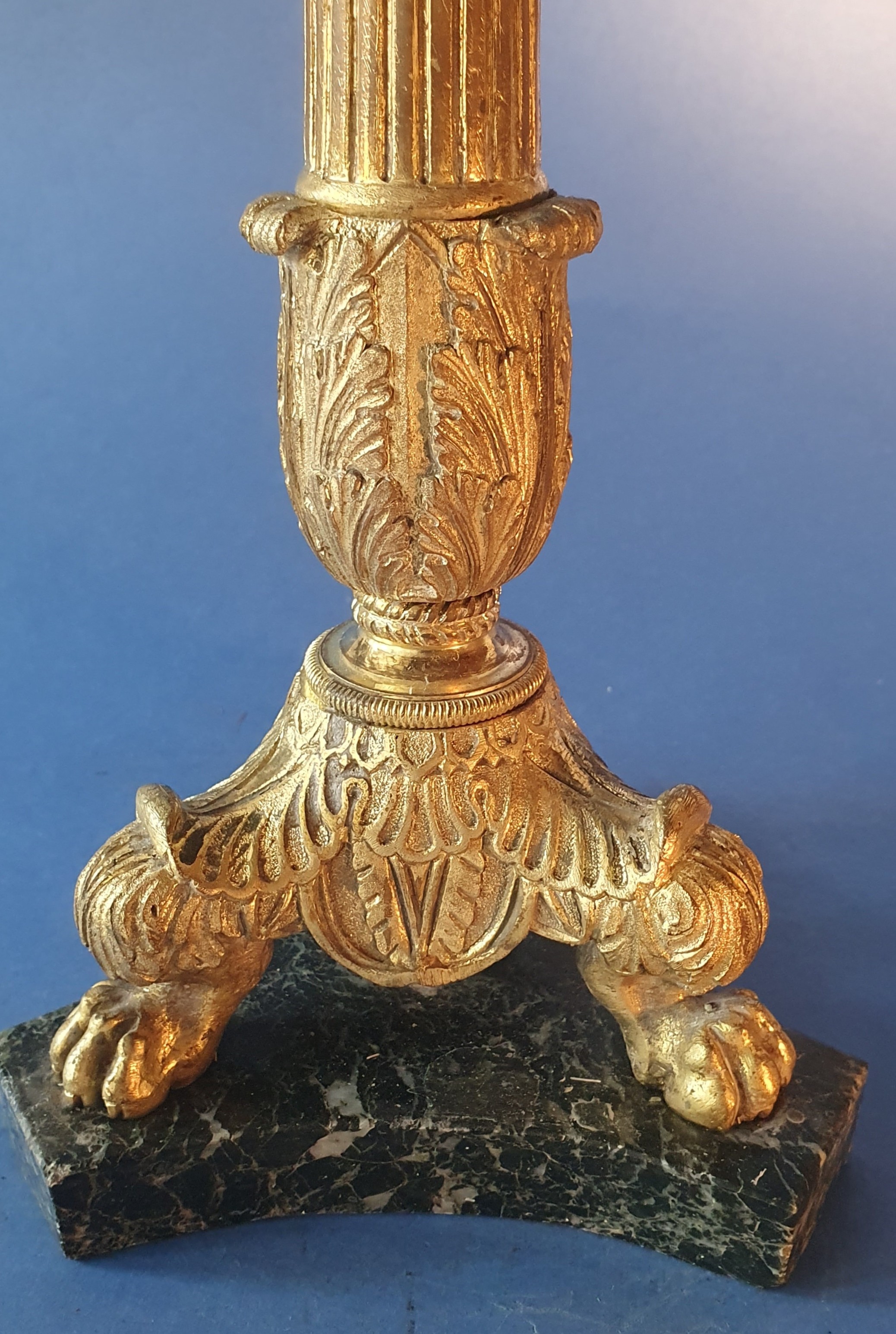 Coppia candelieri impero. Bronzo dorato. Prima metà XIX secolo. Lieve sbeccatura su una base in m...