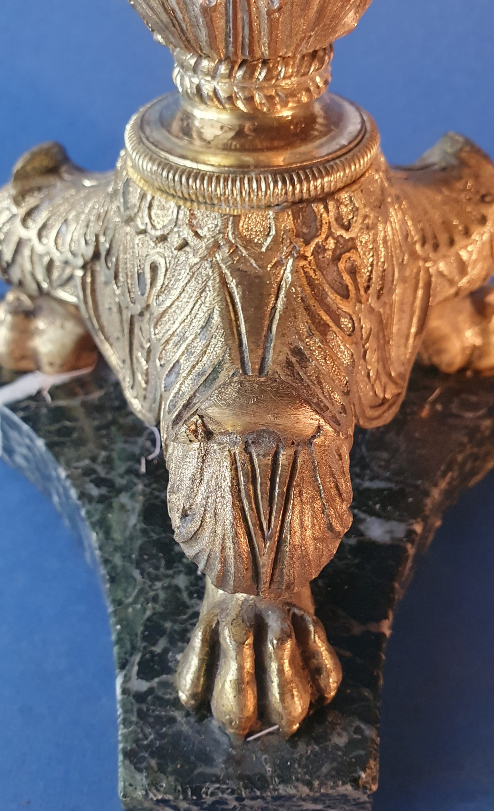 Coppia candelieri impero. Bronzo dorato. Prima metà XIX secolo. Lieve sbeccatura su una base in m...