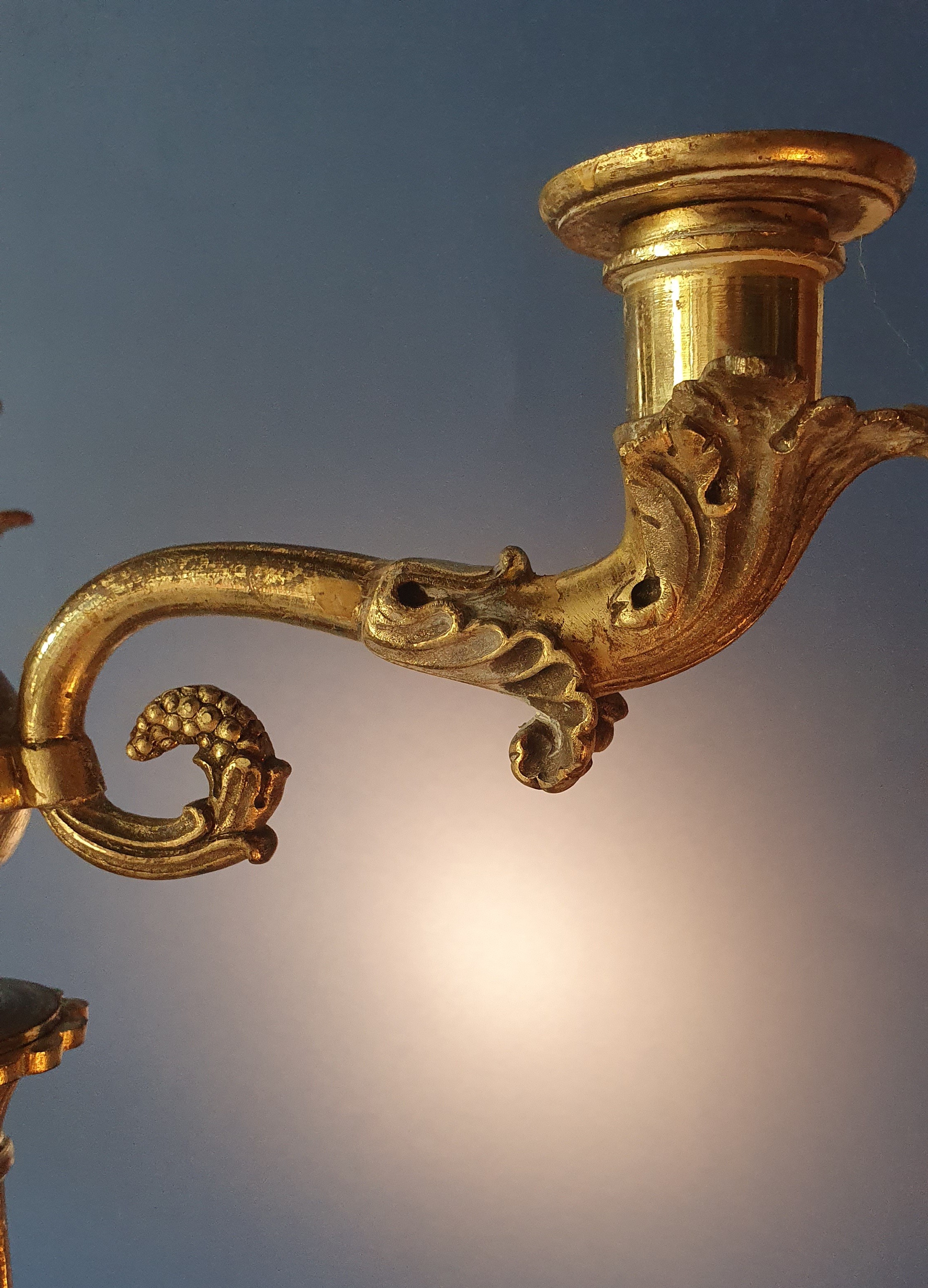 Coppia candelieri impero. Bronzo dorato. Prima metà XIX secolo. Lieve sbeccatura su una base in m...