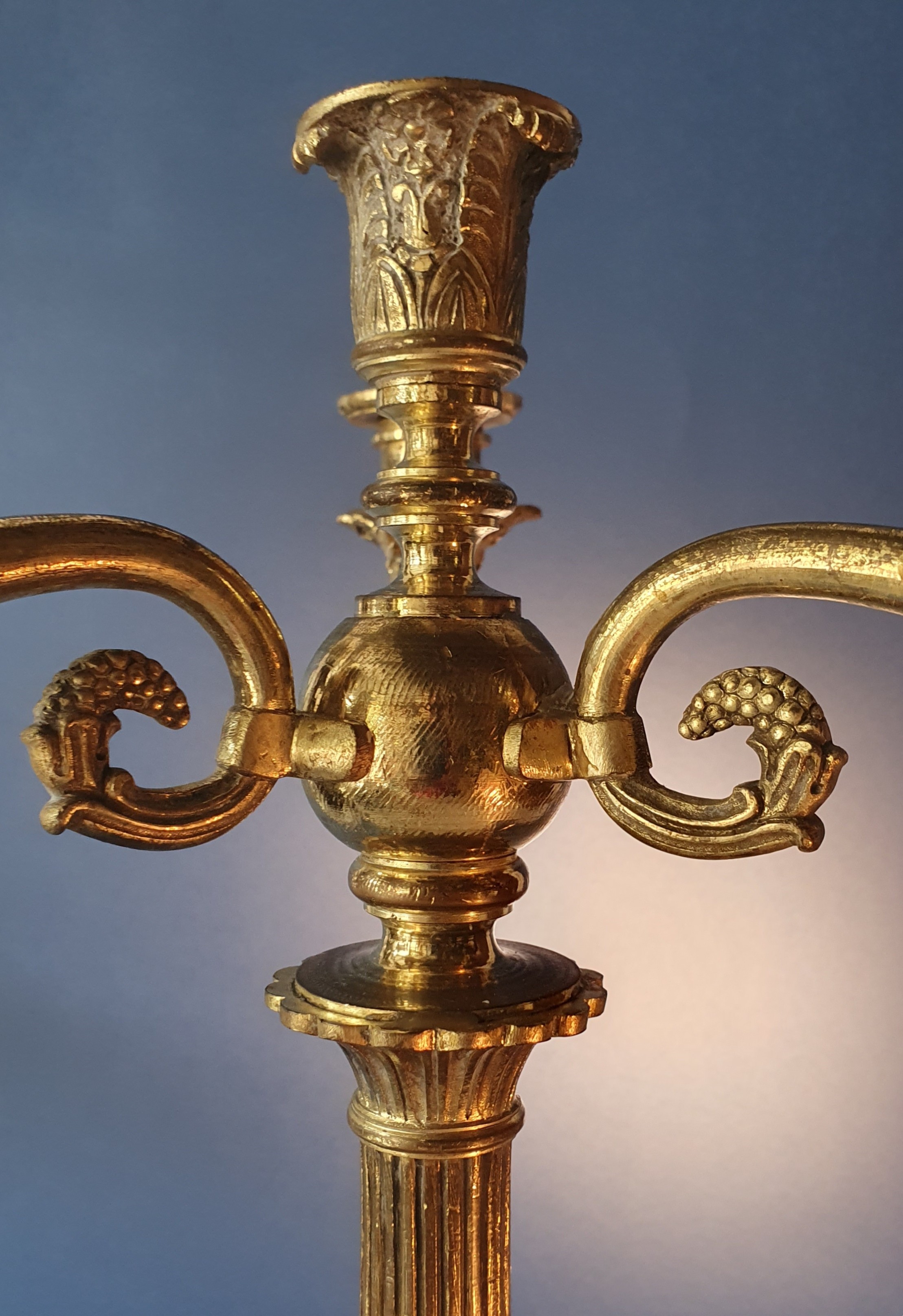 Coppia candelieri impero. Bronzo dorato. Prima metà XIX secolo. Lieve sbeccatura su una base in m...