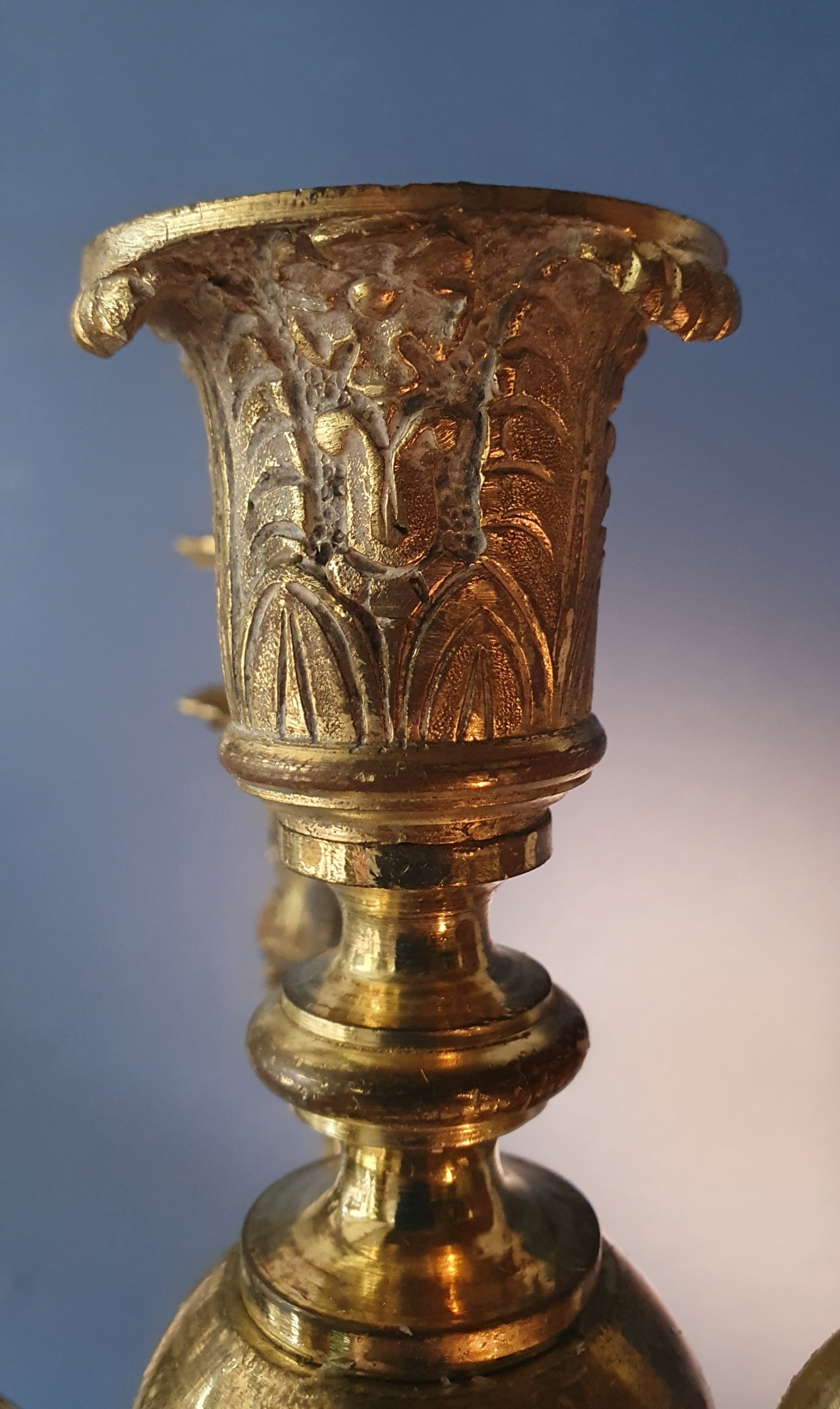 Coppia candelieri impero. Bronzo dorato. Prima metà XIX secolo. Lieve sbeccatura su una base in m...