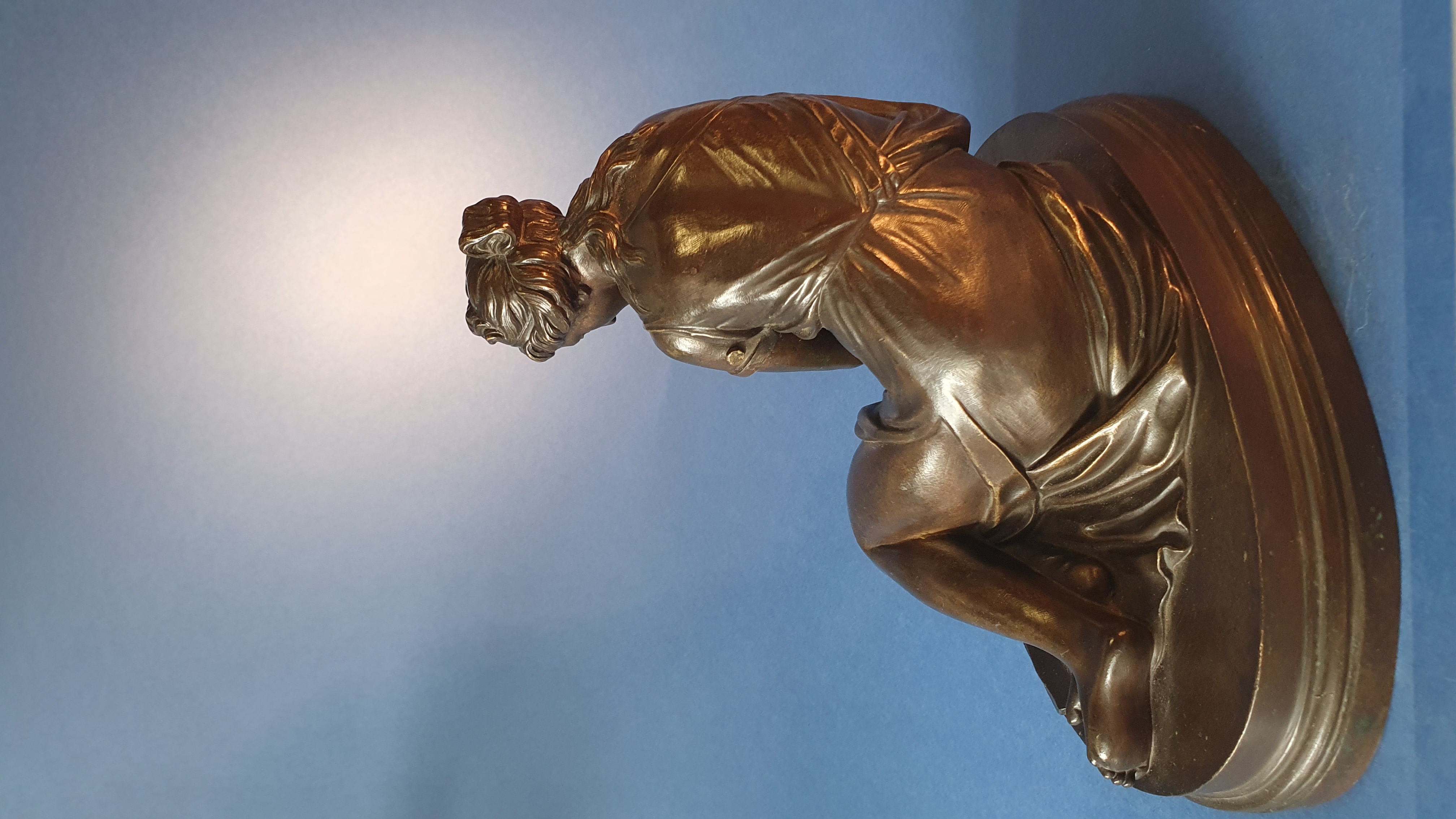 Venere con la conchiglia. Da motivo archeologico. Bronzo patinato, XIX secolo.