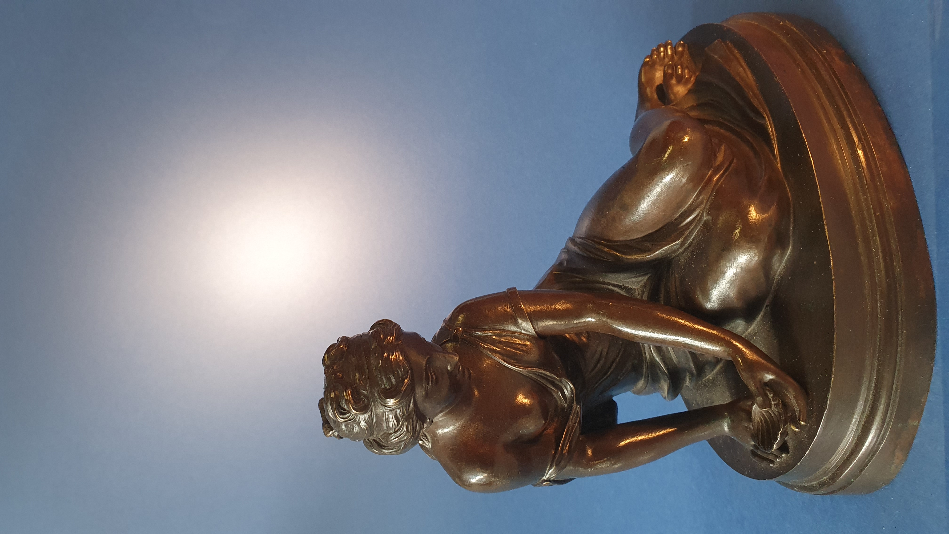 Venere con la conchiglia. Da motivo archeologico. Bronzo patinato, XIX secolo.