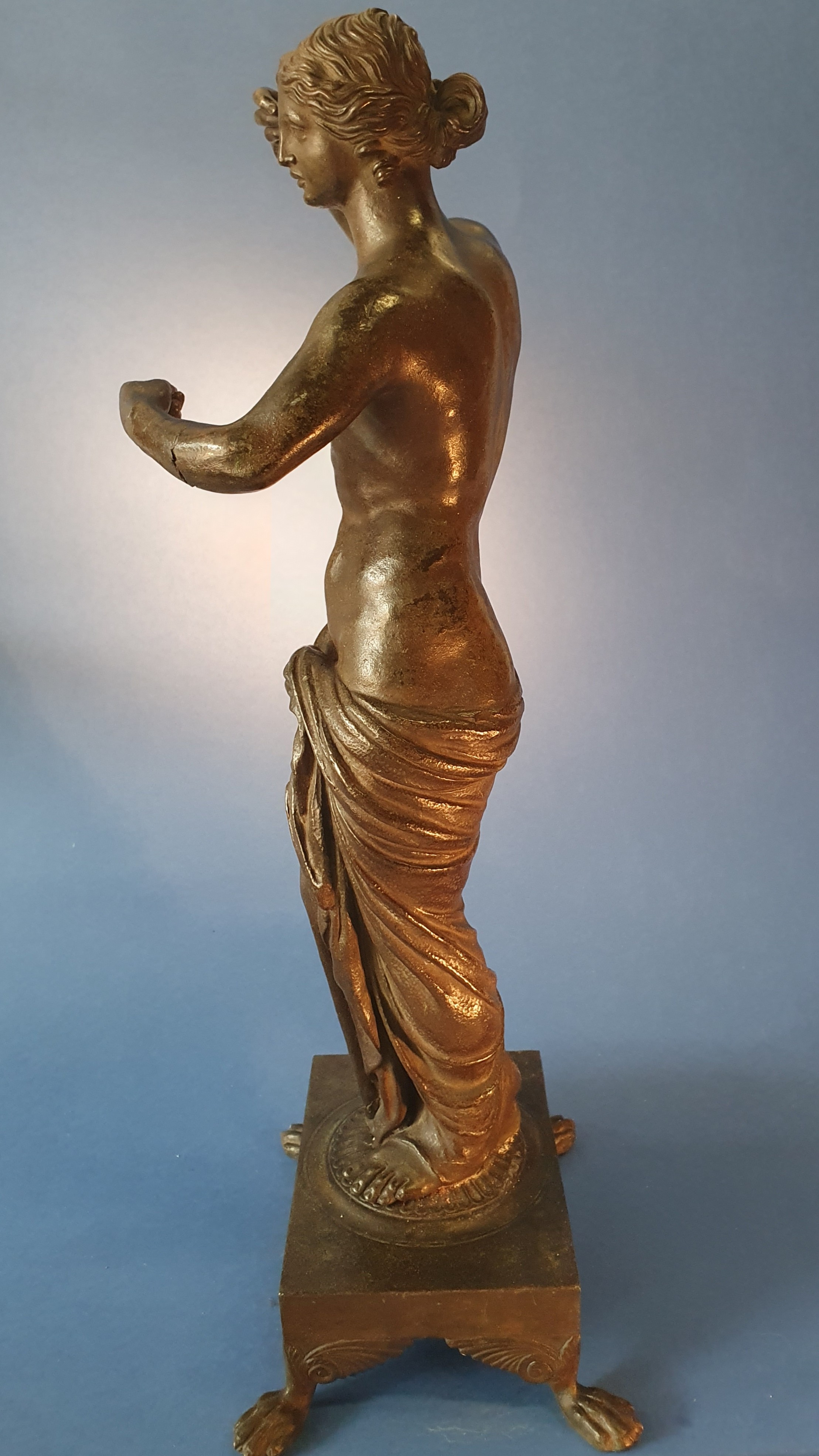 Venere al bagno. Napoli, Fonderia Chiurazzi. XIX secolo. Bronzo con patina archeologica.